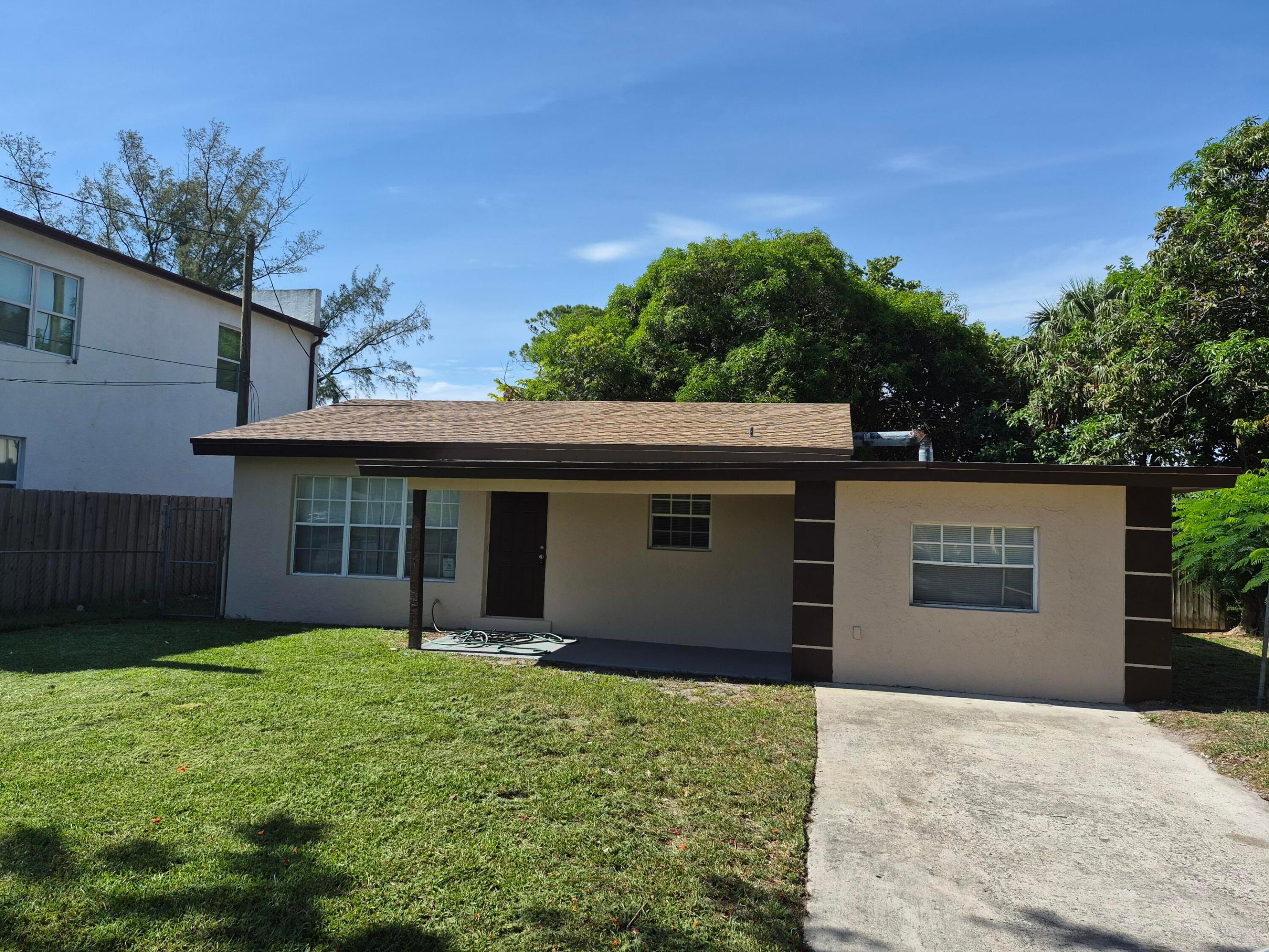 Beautiful home freshly paint inside outside new roof new stainless steel appliance and much more no HOA close to major road and downtown Fort Lauderdale