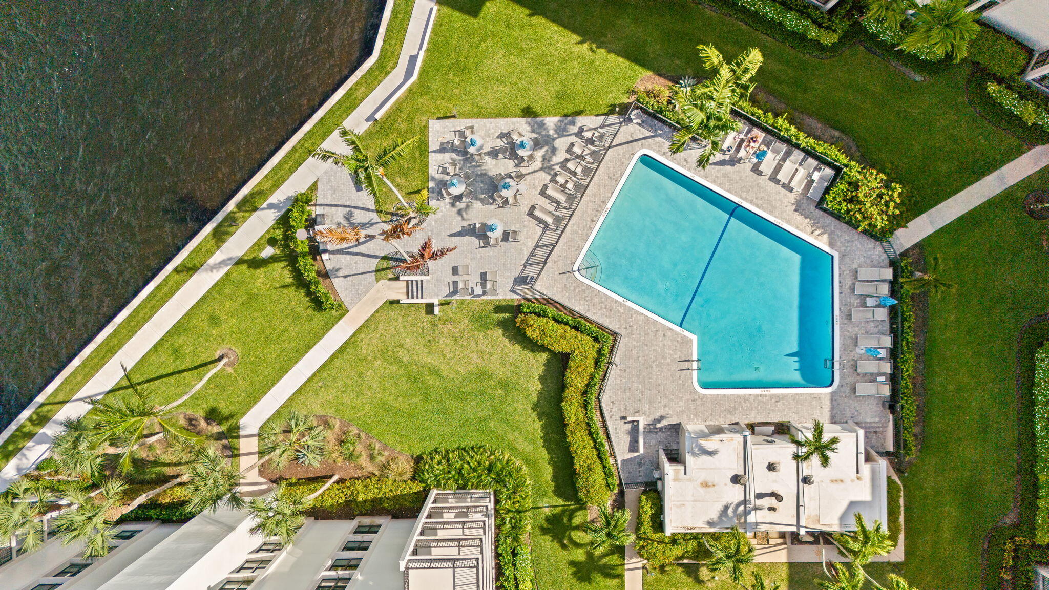 Time to get Moving into this fully furnished and well maintained 1 bed/ 2 bath condo at  the gated community of River Reach.     Enjoy peaceful views of the New River and Pool area from your expansive windows. Den area can also double as a secondary   private bedroom.  Endless amenities for every lifestyle - Heated pools, walking/biking trail, full gym,  tennis, kayak storage.  River Reach is ideally located in Ft Lauderdale and is only  a short distance to all highways,  airport, beaches, Las Olas, Brightline- Ready, Set, Let's Move! 24 hours notice