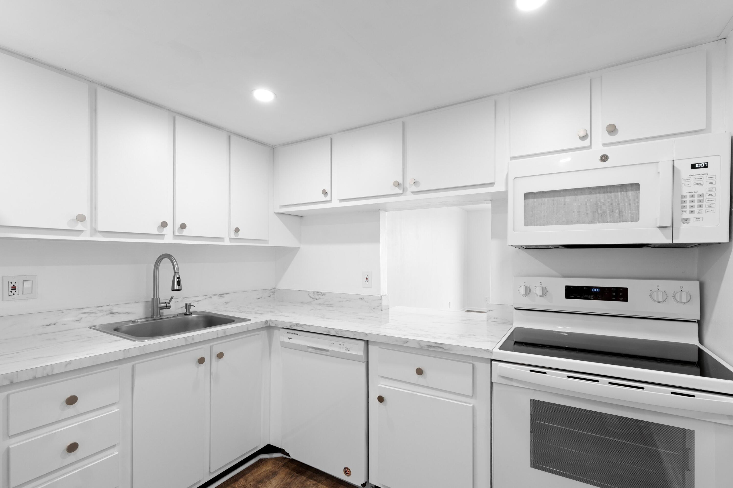BREAKWATERS OF THE PALM BEACHES CONDO - Residential Lease