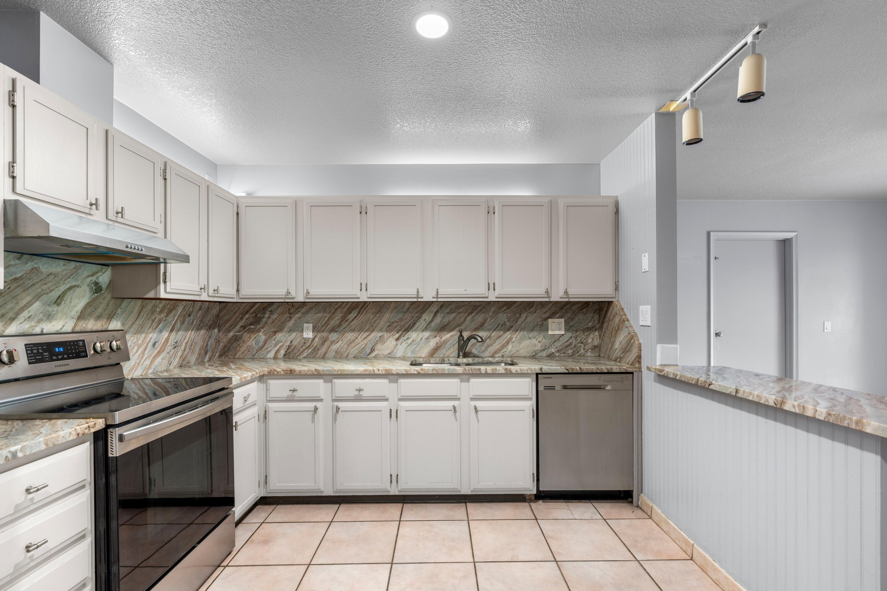 COUNTERPOINT ESTATES - Residential