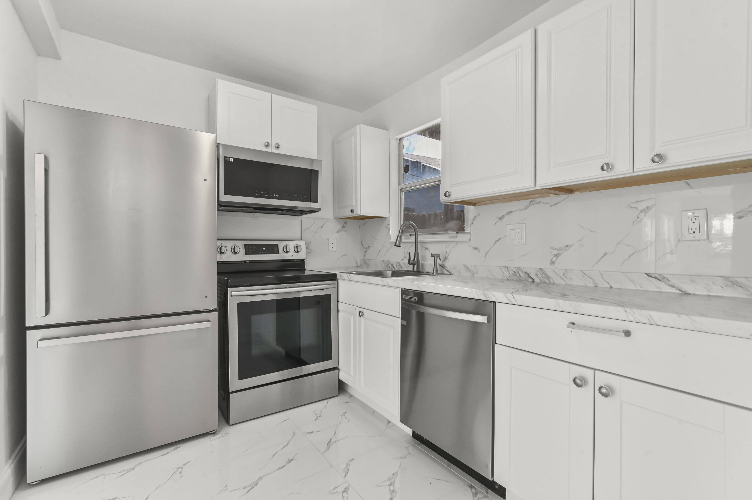COLONIAL ESTATES - Residential Lease