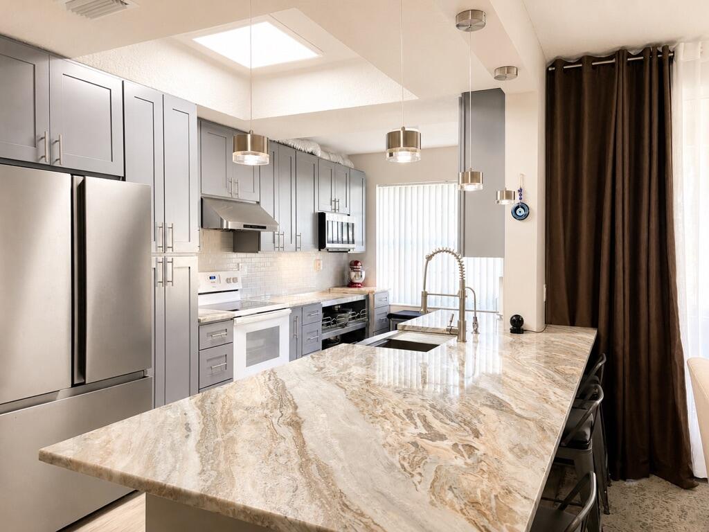 EASTBROOKE COACH HOMES CONDO - Residential Lease