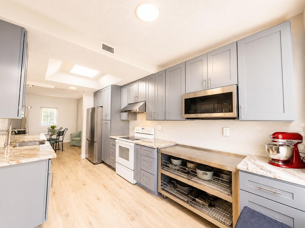 EASTBROOKE COACH HOMES CONDO - Residential Lease
