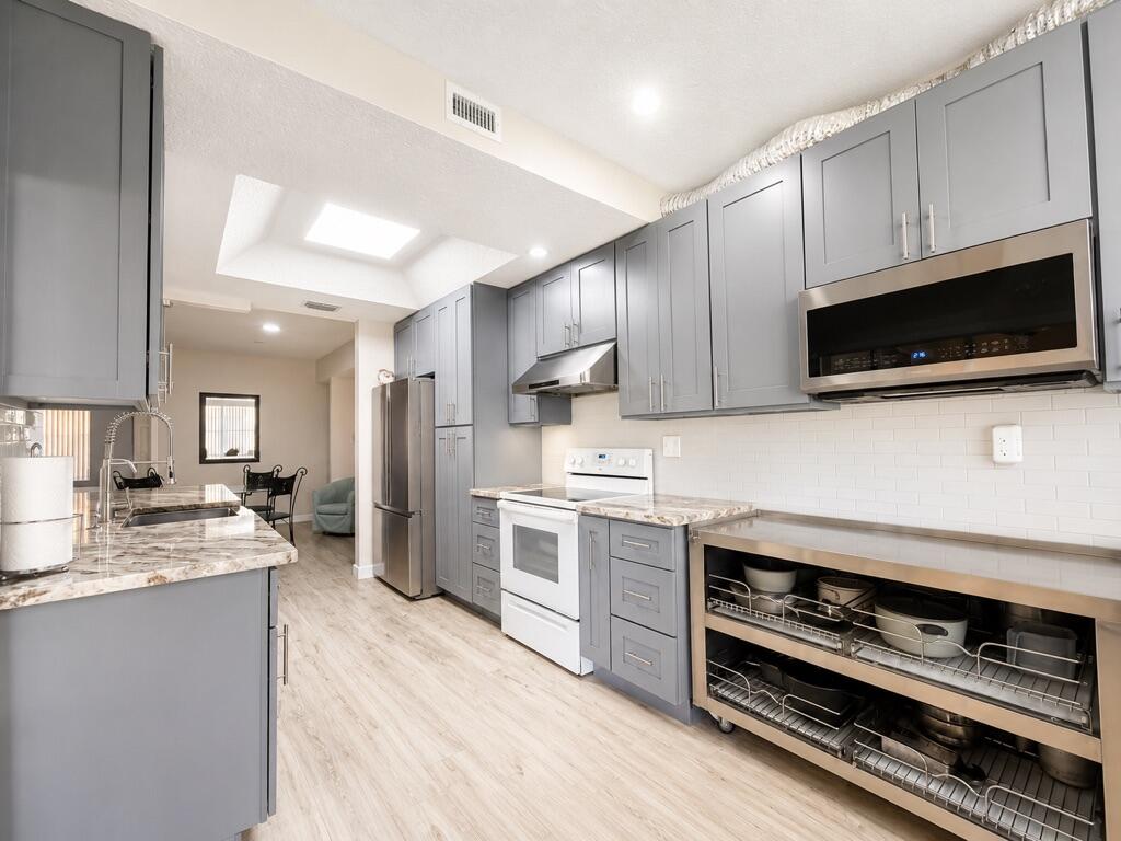 EASTBROOKE COACH HOMES CONDO - Residential Lease