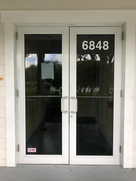 PERFECT LOCATION FOR PROFESSIONALS,END UNIT FACING GRIFFIN ROAD,ON SITE FED EX BOX,GREAT VISIBILITY,AMAZING TRAFFIC COUNT,APPROX 50,000 CARS A DAY,OFFICE IS EQUIPPED WITH A HANDICAPPED BATHROOM,IMPACT WINDOWS AND DOORS,FIRE SPRINKLER SYSYTEM,CLOSE TO ALL MAJOR ROADS AND AIRPORT