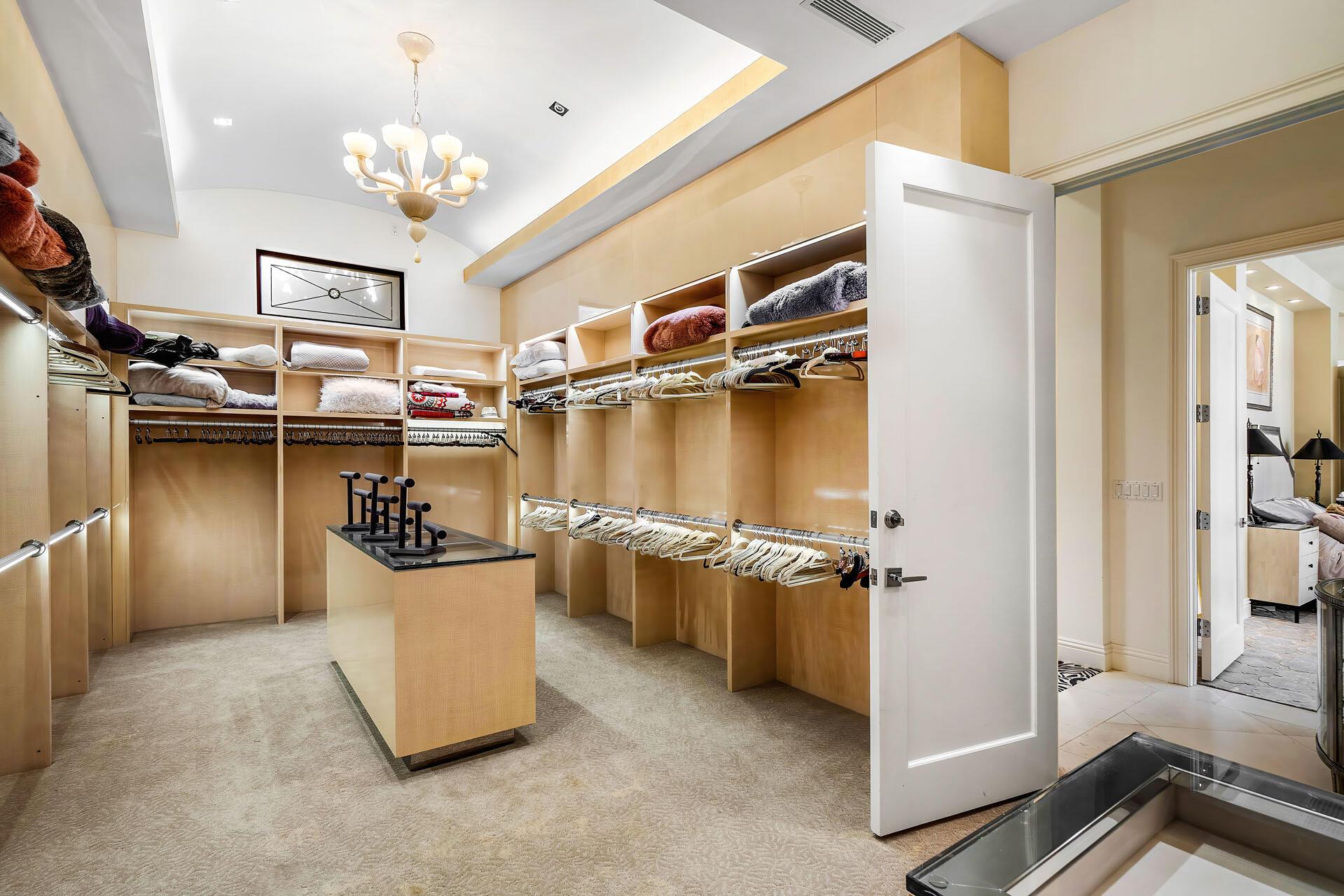 ROYAL PALM YACHT & COUNTRY CLUB - Residential