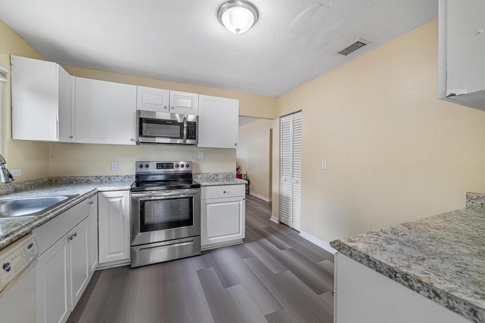 COLONIAL ESTATES - Residential Lease