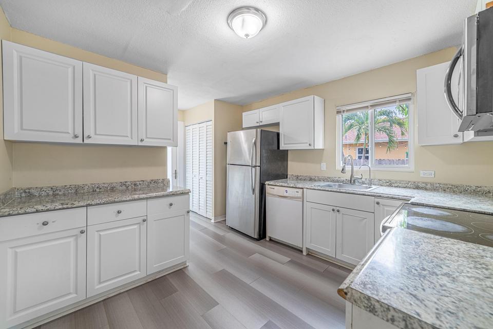 COLONIAL ESTATES - Residential Lease
