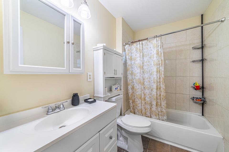 COLONIAL ESTATES - Residential Lease