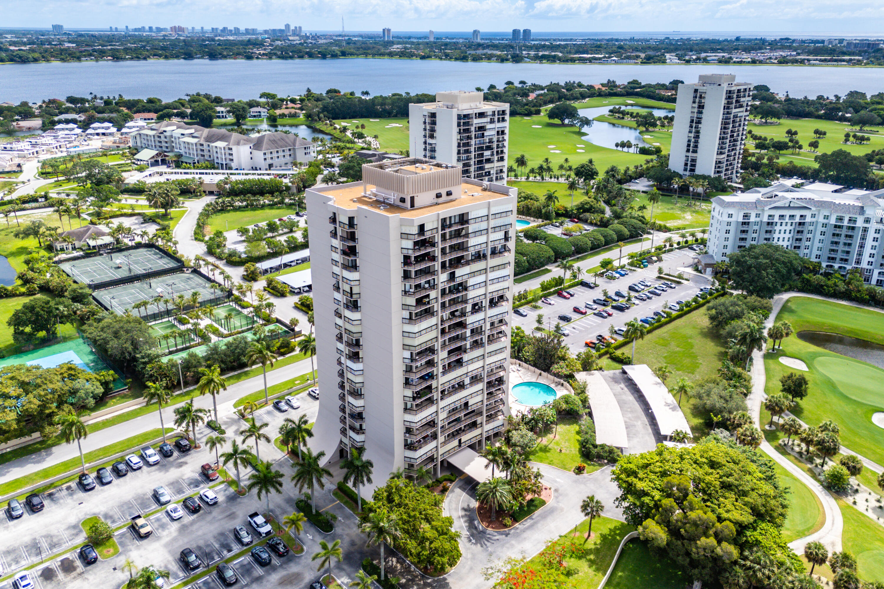 Beautiful Executive condo in the heart of west palm beach. This 20th floor pent house offers amazing views of the city and water.Over looking Banyan Cay golf course the owner is also offered exclusive golf packages at discounted rate. Ideal for the young professional or as a winter retreat. A prime example of Florida living at an entry level price.