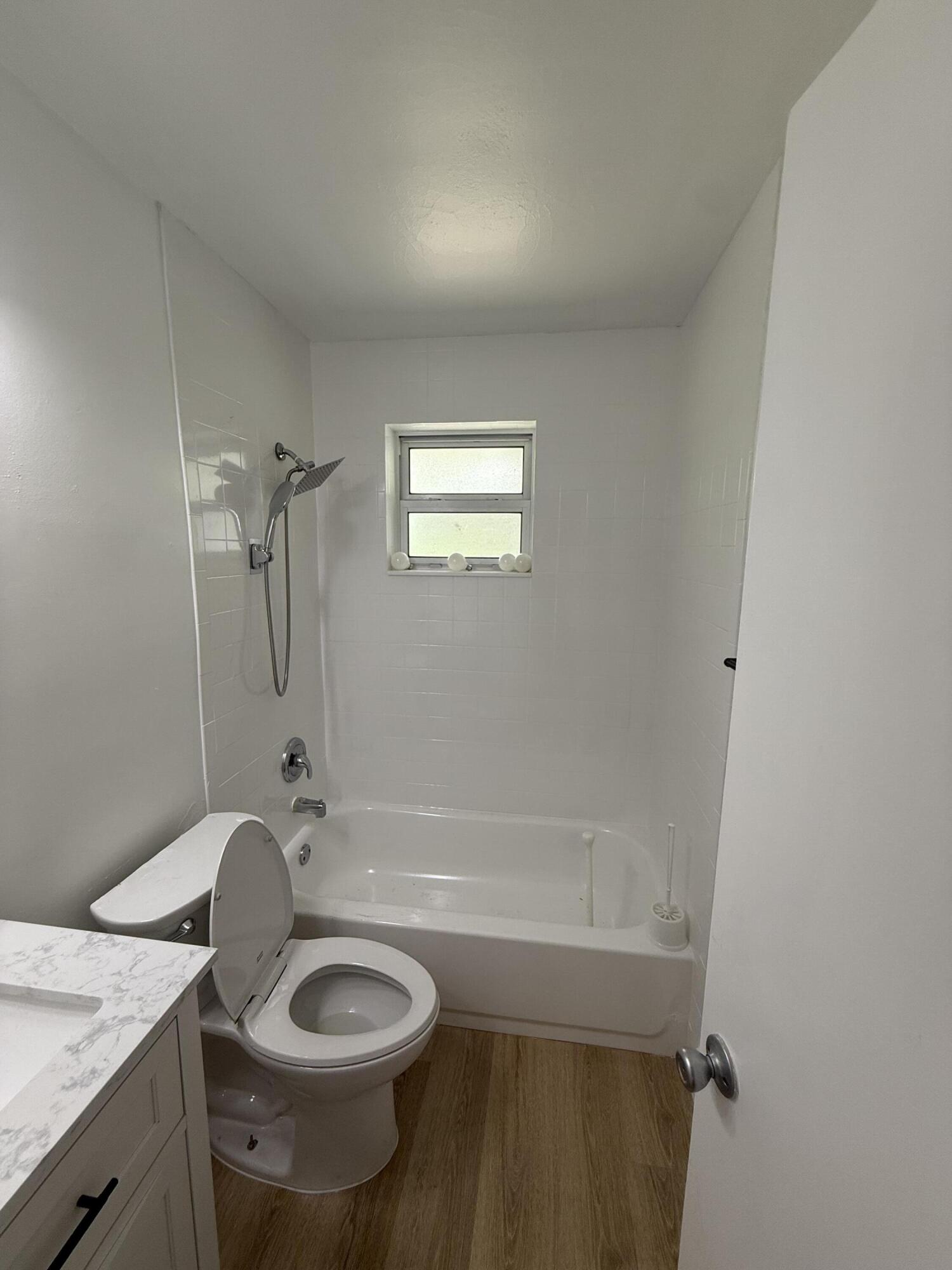 LAUDER GATE ISLES - Residential Lease