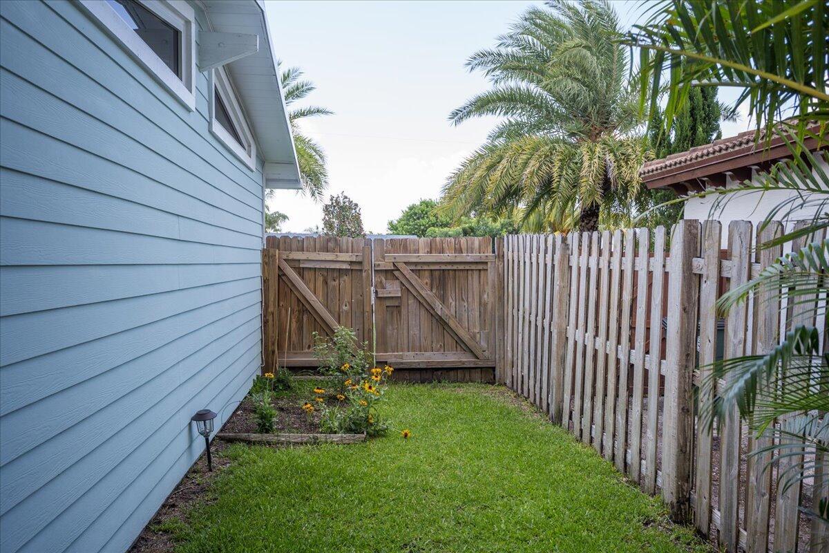 PALM BEACH FARMS CO 10 - Residential Lease