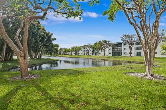 WATERSEDGE AT LAKES OF DELRAY CONDO A THRU H DE - Residential