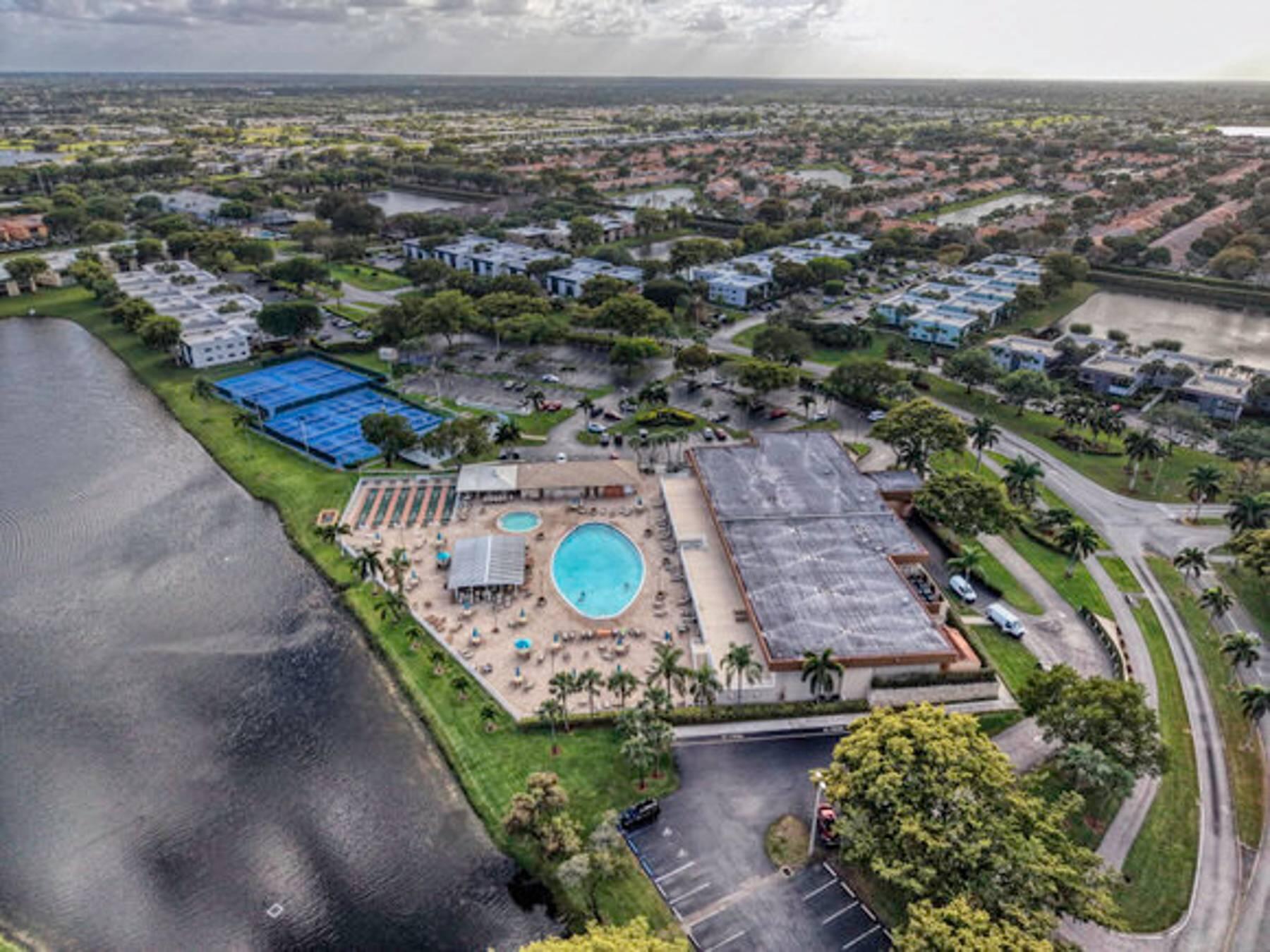 WATERSEDGE AT LAKES OF DELRAY CONDO A THRU H DE - Residential