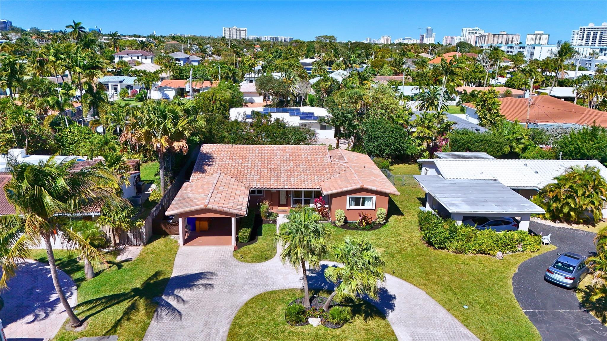 3-3 LAUDERDALE BY THE SEA - Mint Home on a Great Street - Floor Plan Flows Perfectly - 2 Large Master Bedrooms - Open Kitchen - Vaulted Ceilings with Sky Lights - Large Laundry Room set up Smartly - New Impact Windows - Manicured Landscaping - Absolute Fantastic Home