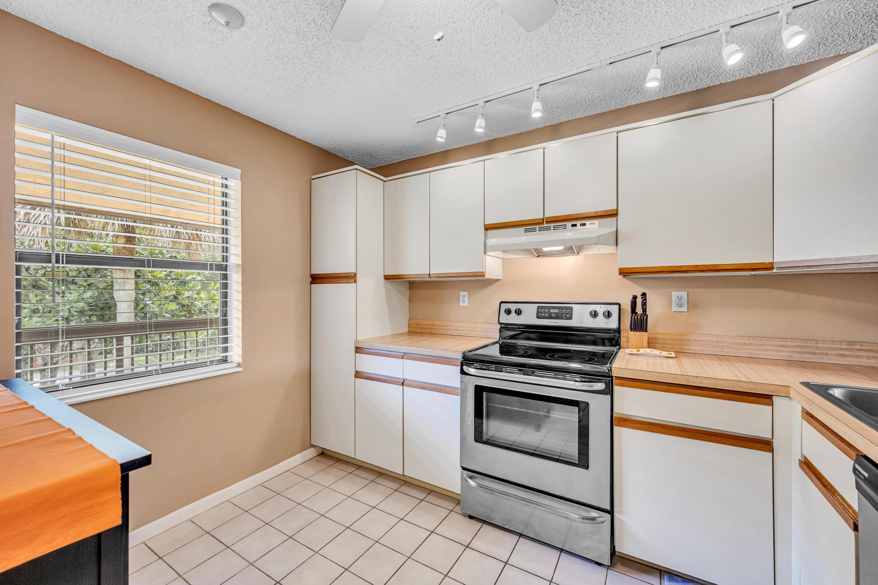 POND APPLE PLACE IV-B CONDO - Residential