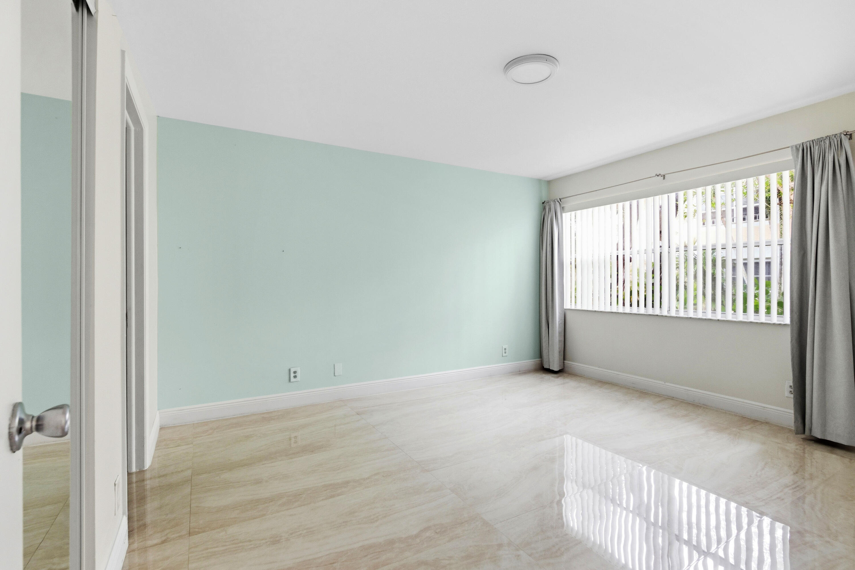 ROYAL GARDEN CONDO - Residential