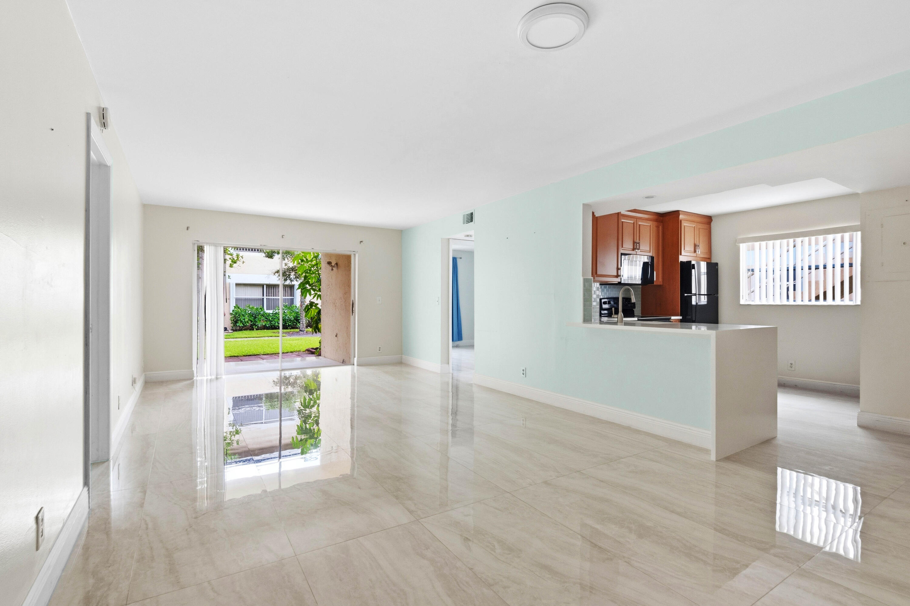 ROYAL GARDEN CONDO - Residential