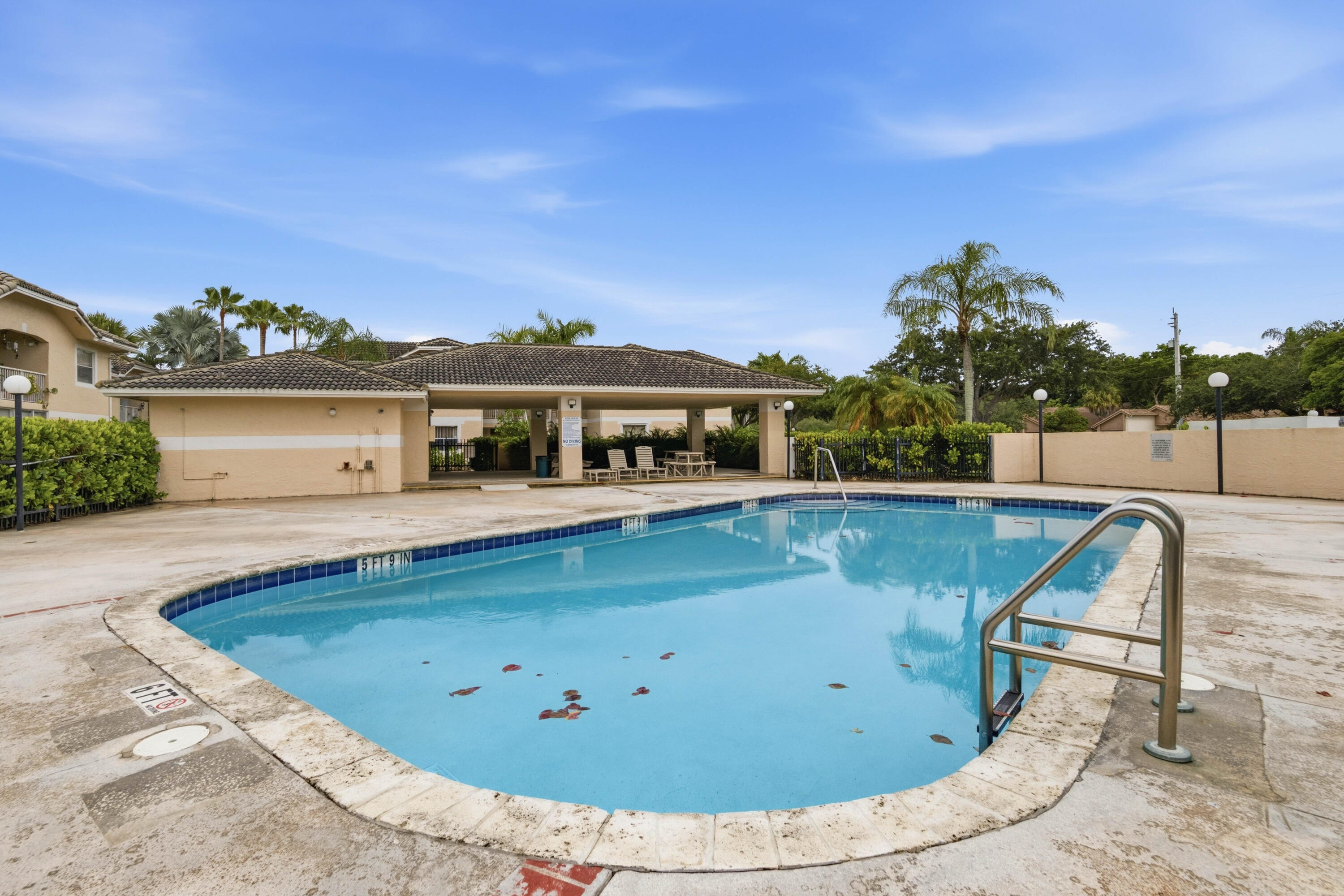 ROYAL GARDEN CONDO - Residential