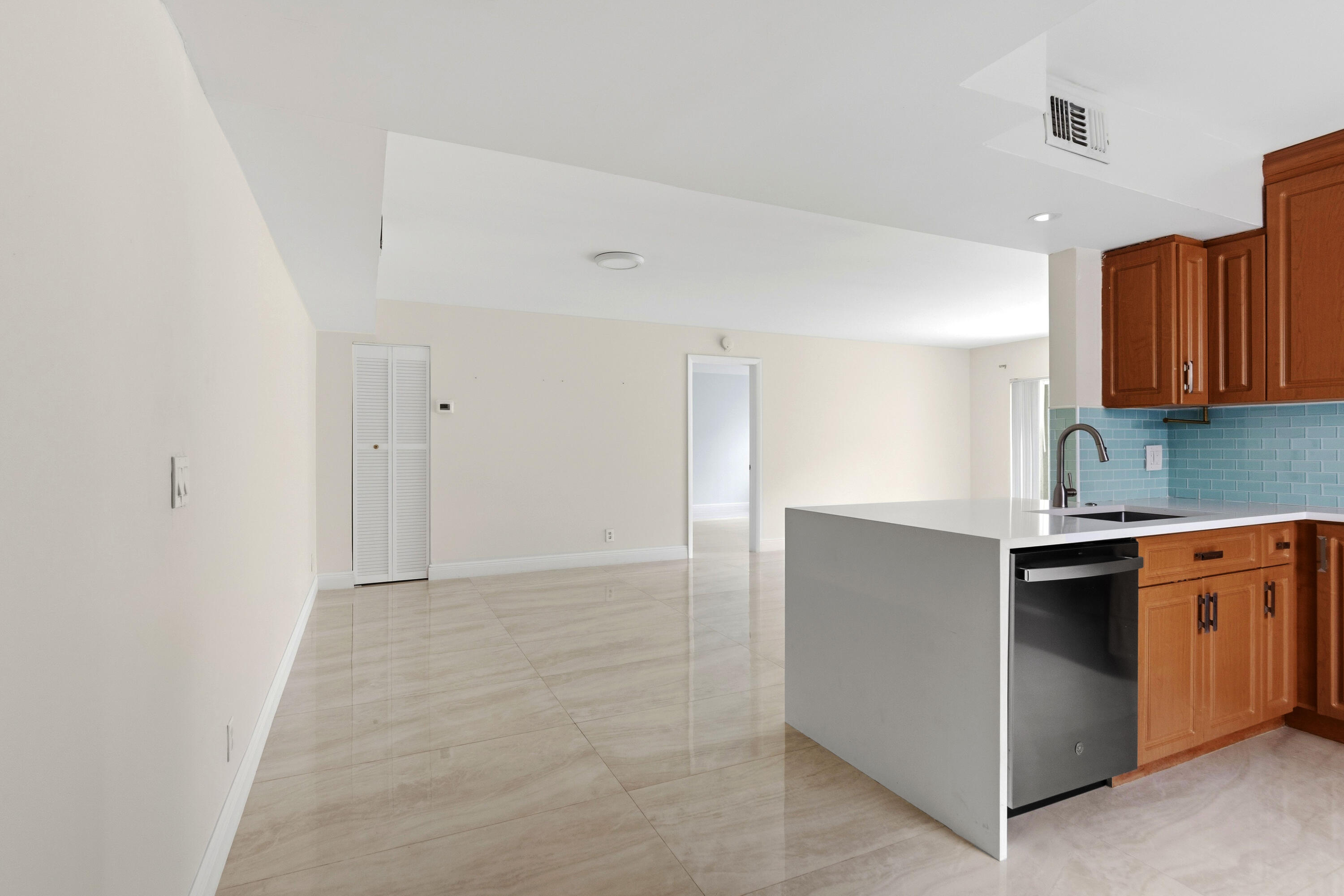 ROYAL GARDEN CONDO - Residential