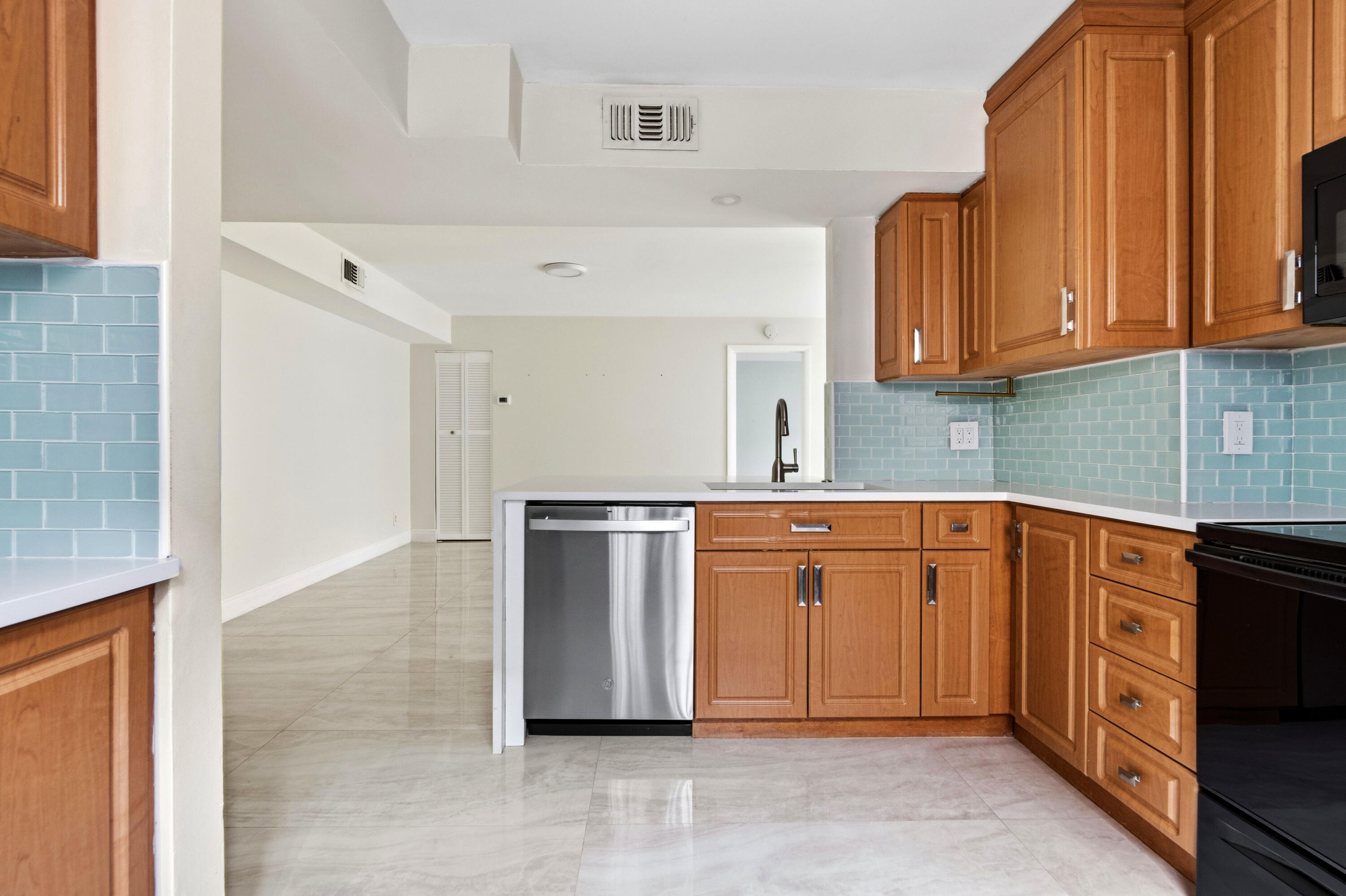 ROYAL GARDEN CONDO - Residential
