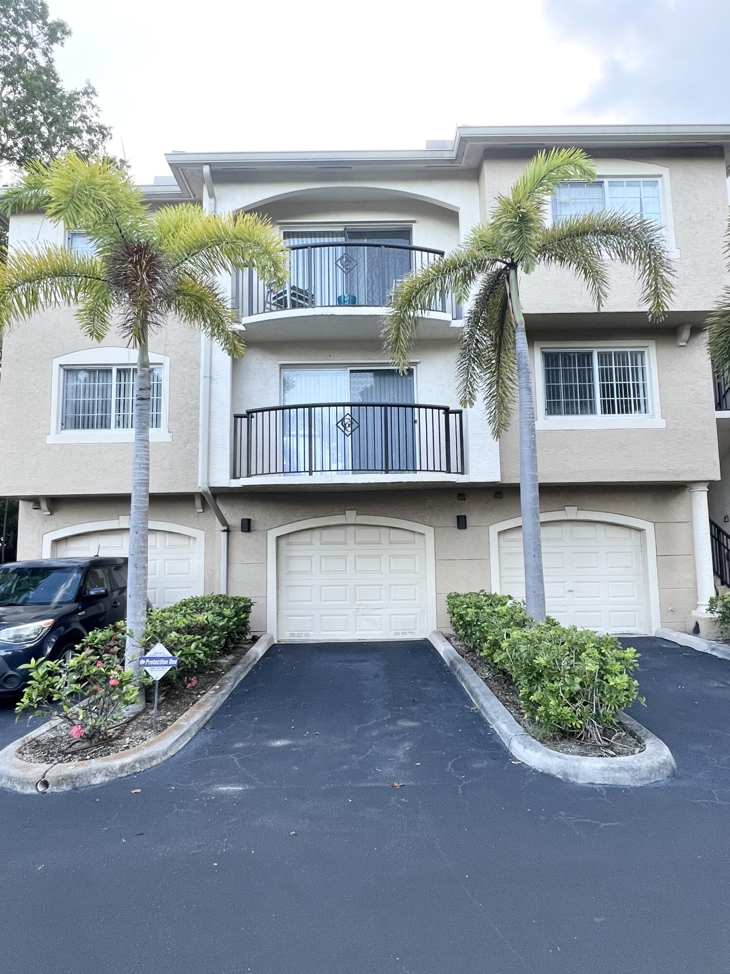 Beautiful and clean 2/2 with garage entrance to the unit. Light and bright living room open to a balcony. Very nice place to call home. Amenities include basketball, tennis, clubhouse with gym, dog park, and 2 pools! Walking distance to Publix, Duffy's, and more! Minimum credit score 625, first, last and security deposit is required.