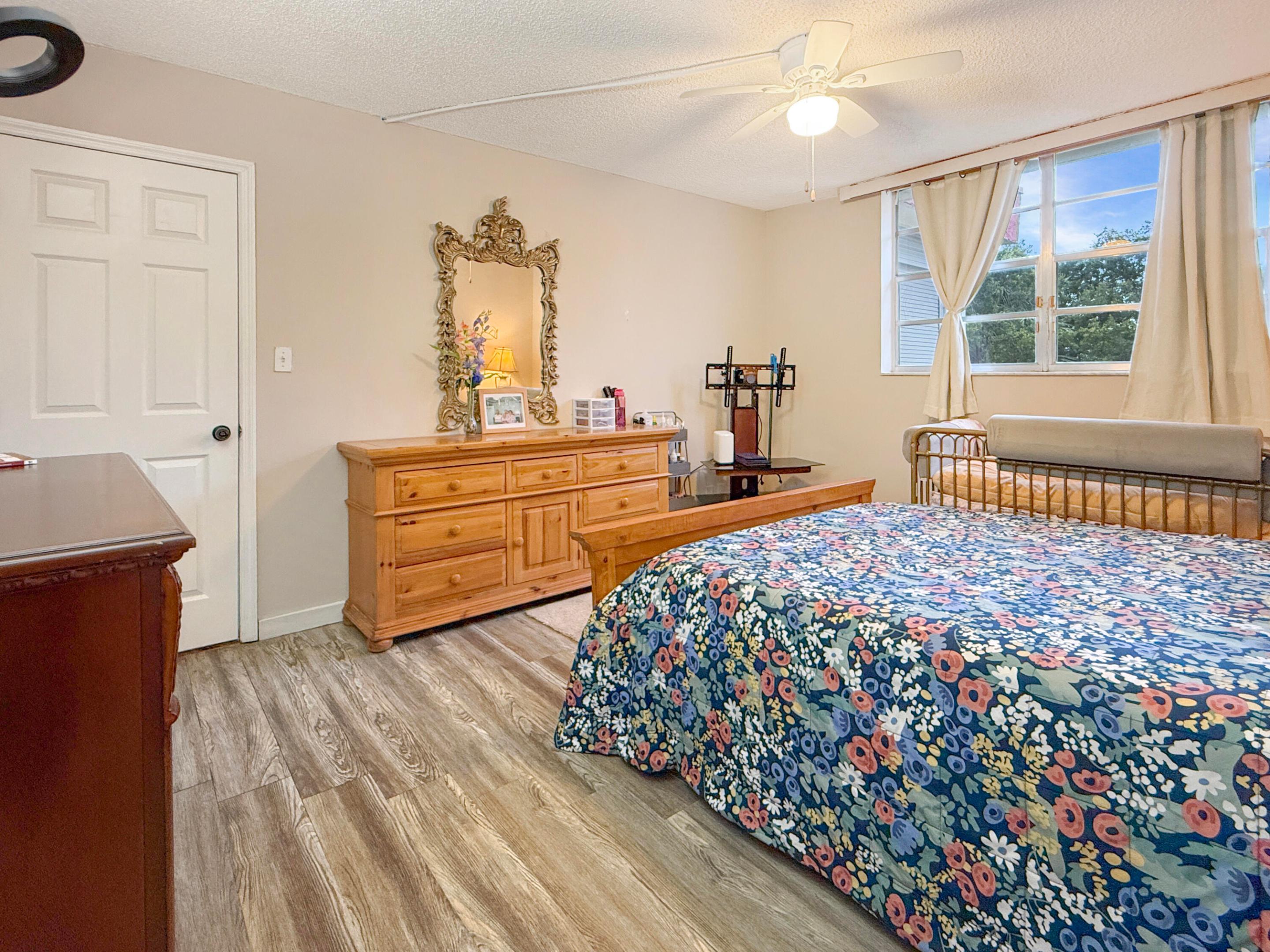 CYPRESS CHASE CONDO NO 5 - Residential
