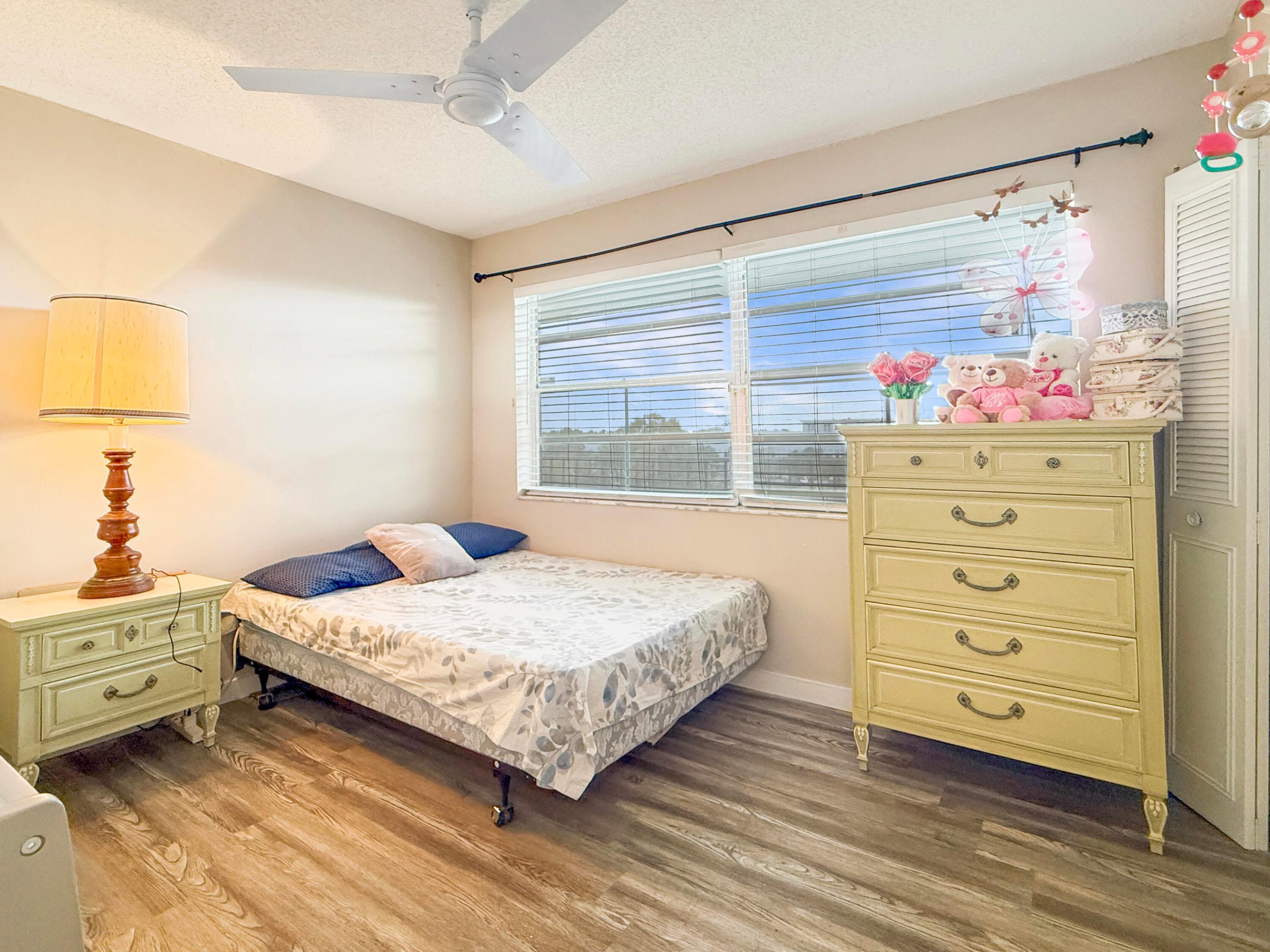 CYPRESS CHASE CONDO NO 5 - Residential