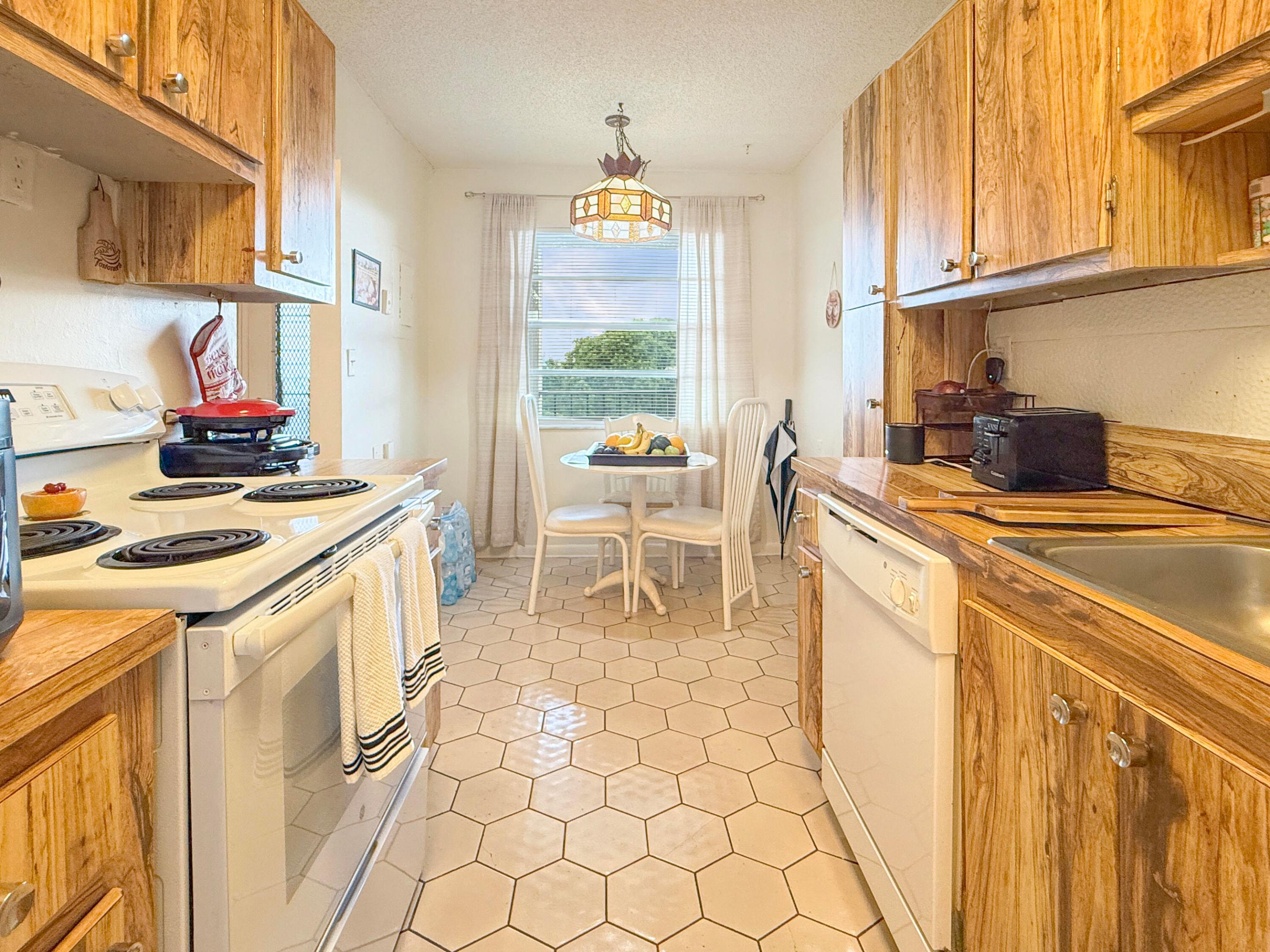 CYPRESS CHASE CONDO NO 5 - Residential