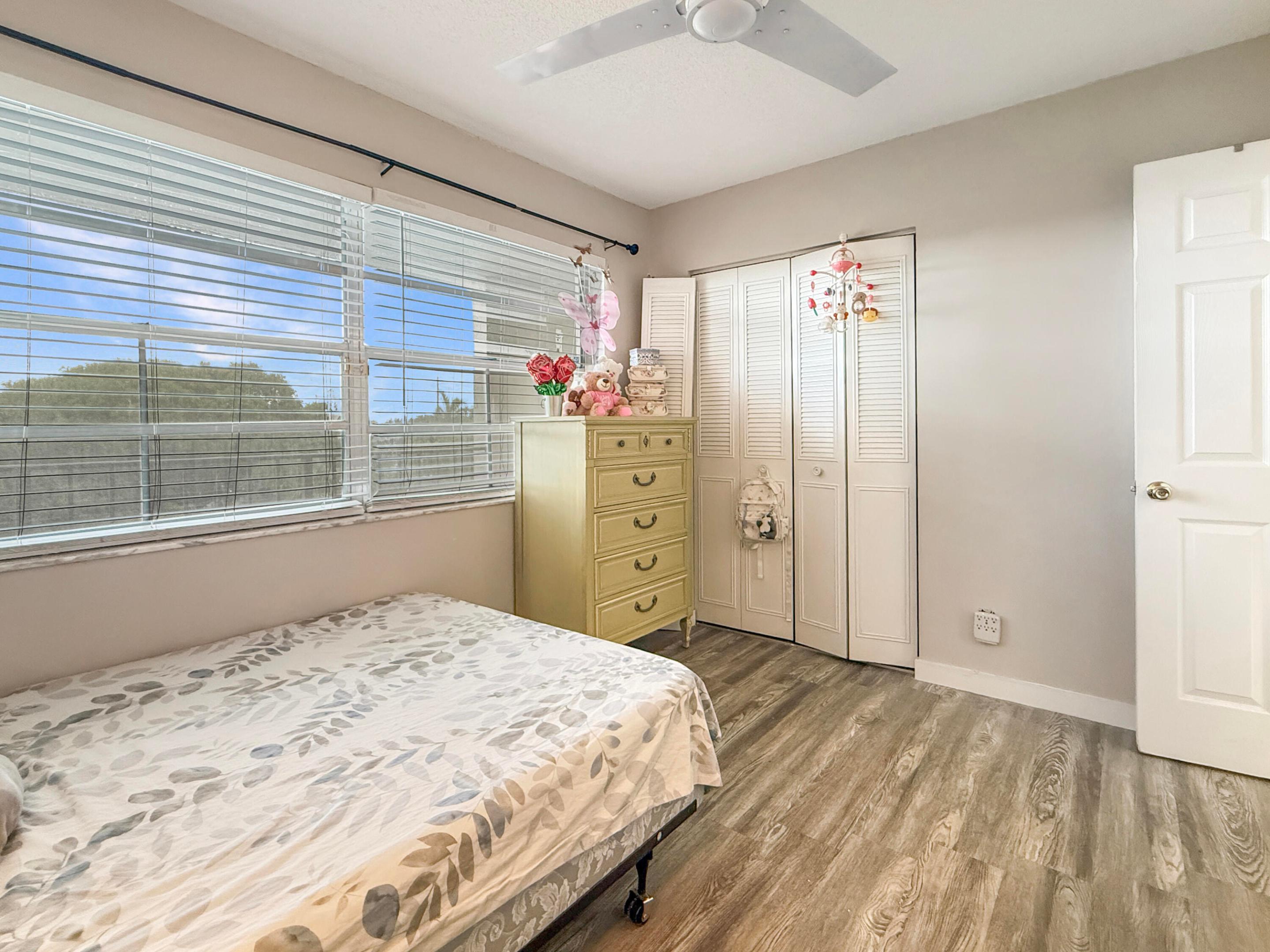 CYPRESS CHASE CONDO NO 5 - Residential