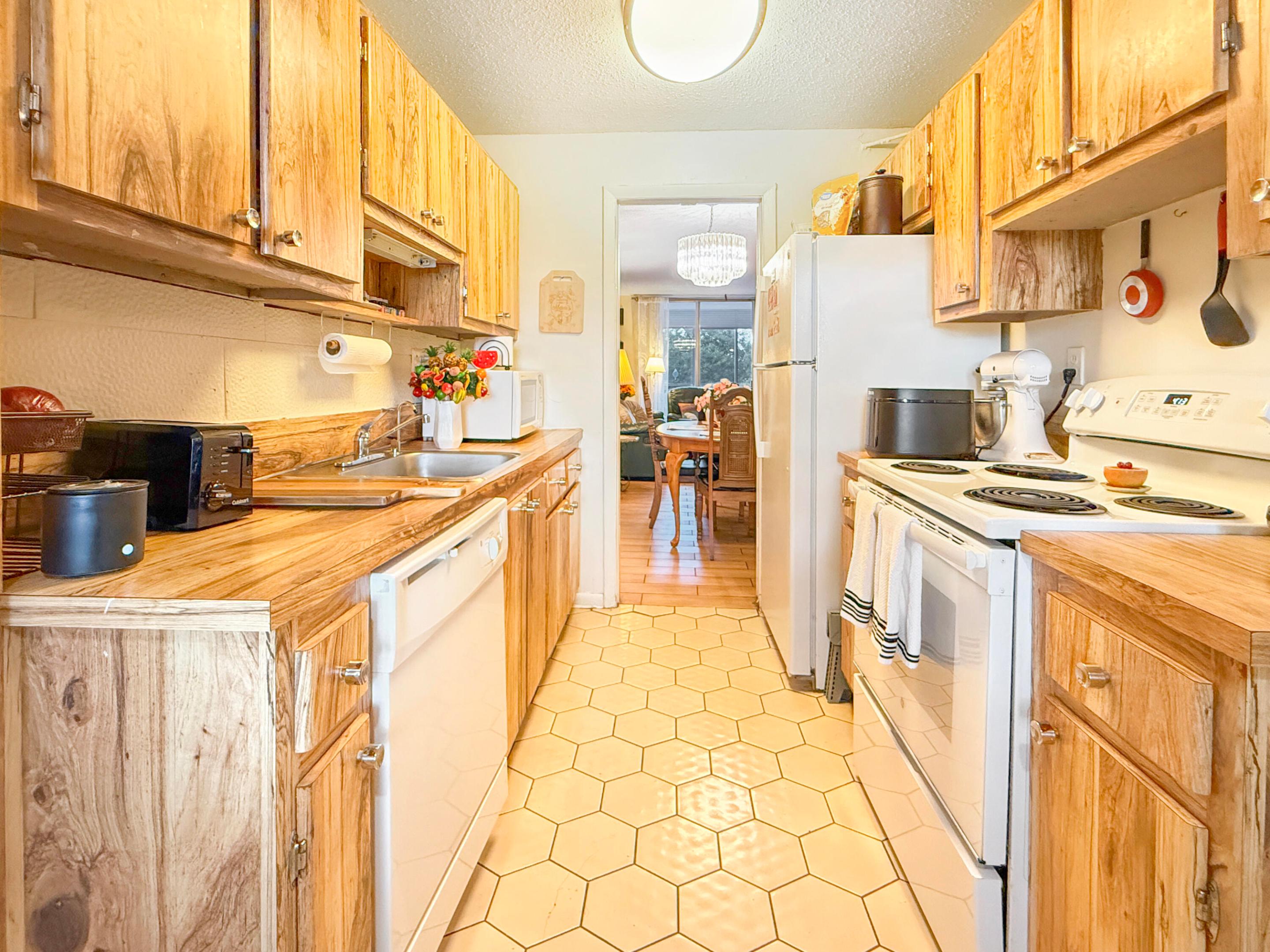 CYPRESS CHASE CONDO NO 5 - Residential