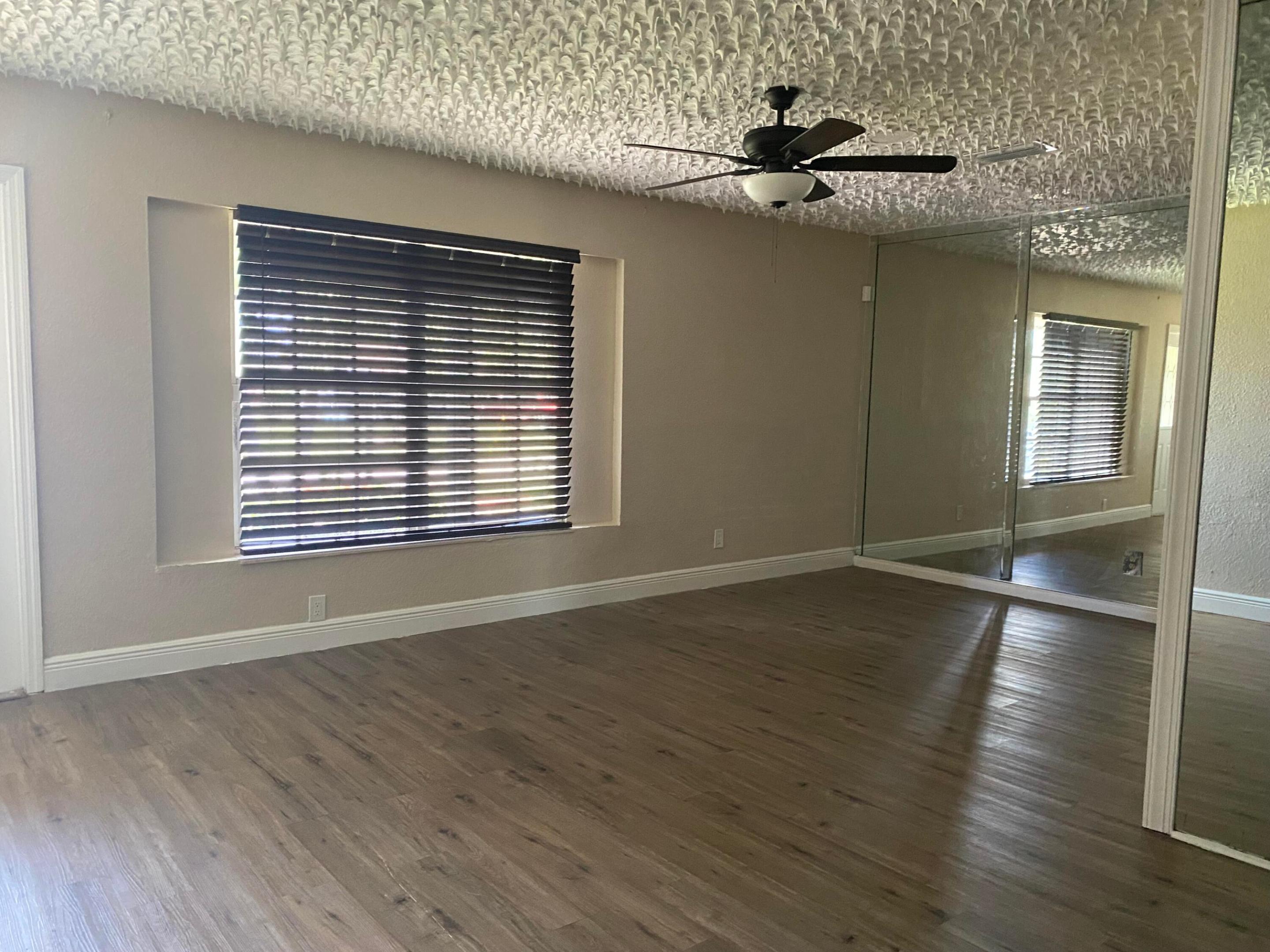 ESQUIRE LAKE ESTATES SEC 1 - Residential