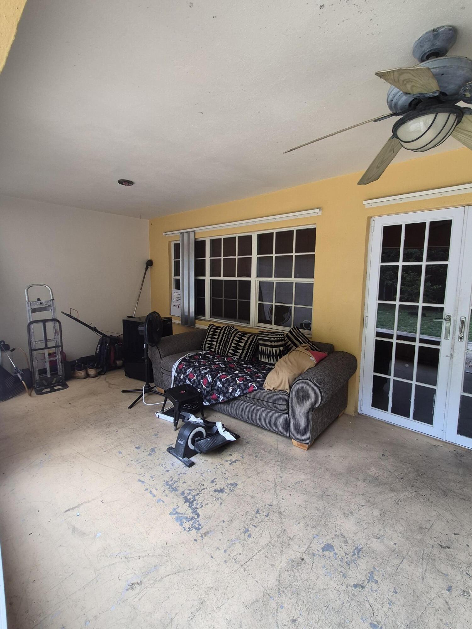 HOLLYWOOD LITTLE RANCHES - Residential