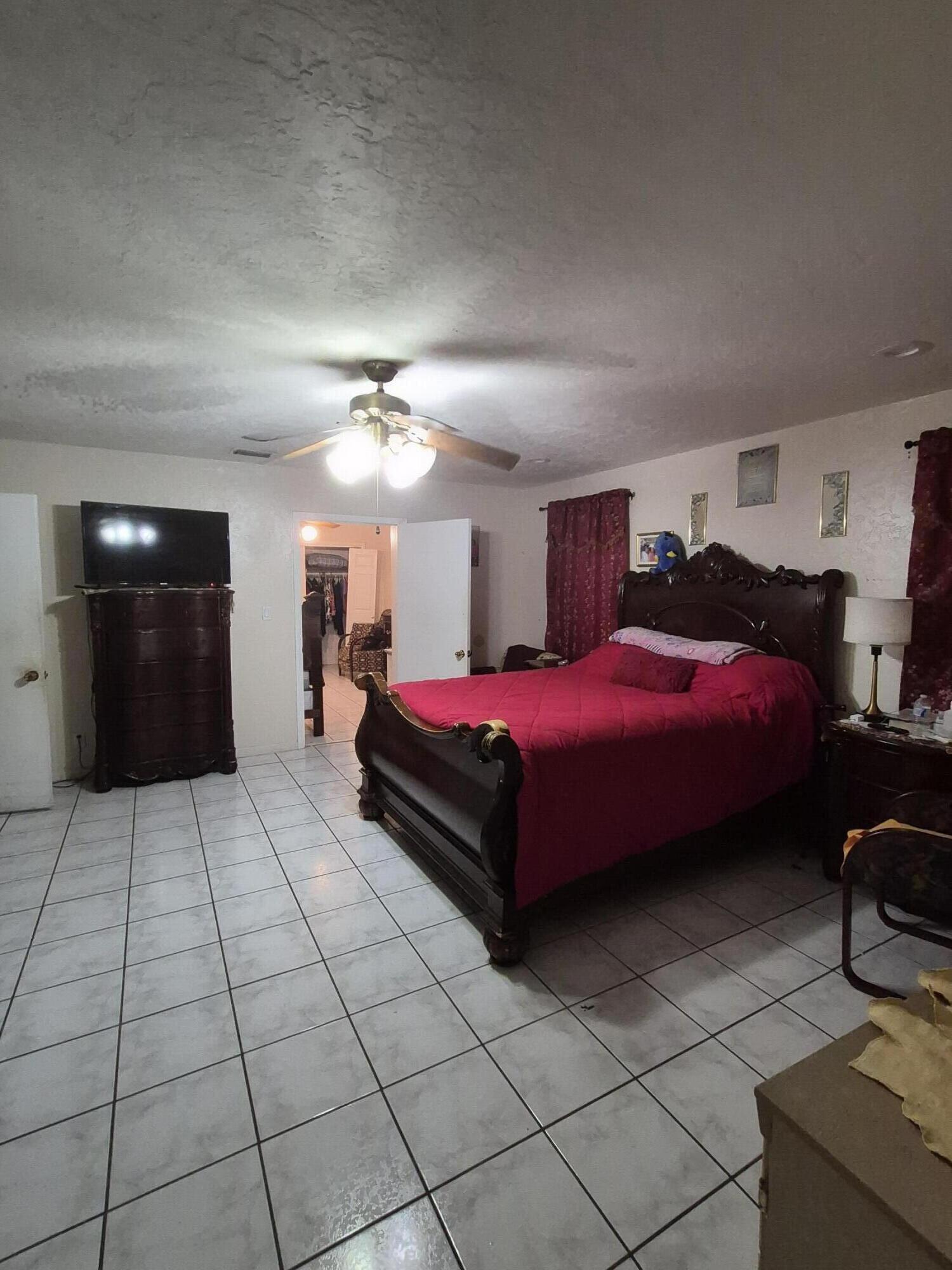 HOLLYWOOD LITTLE RANCHES - Residential