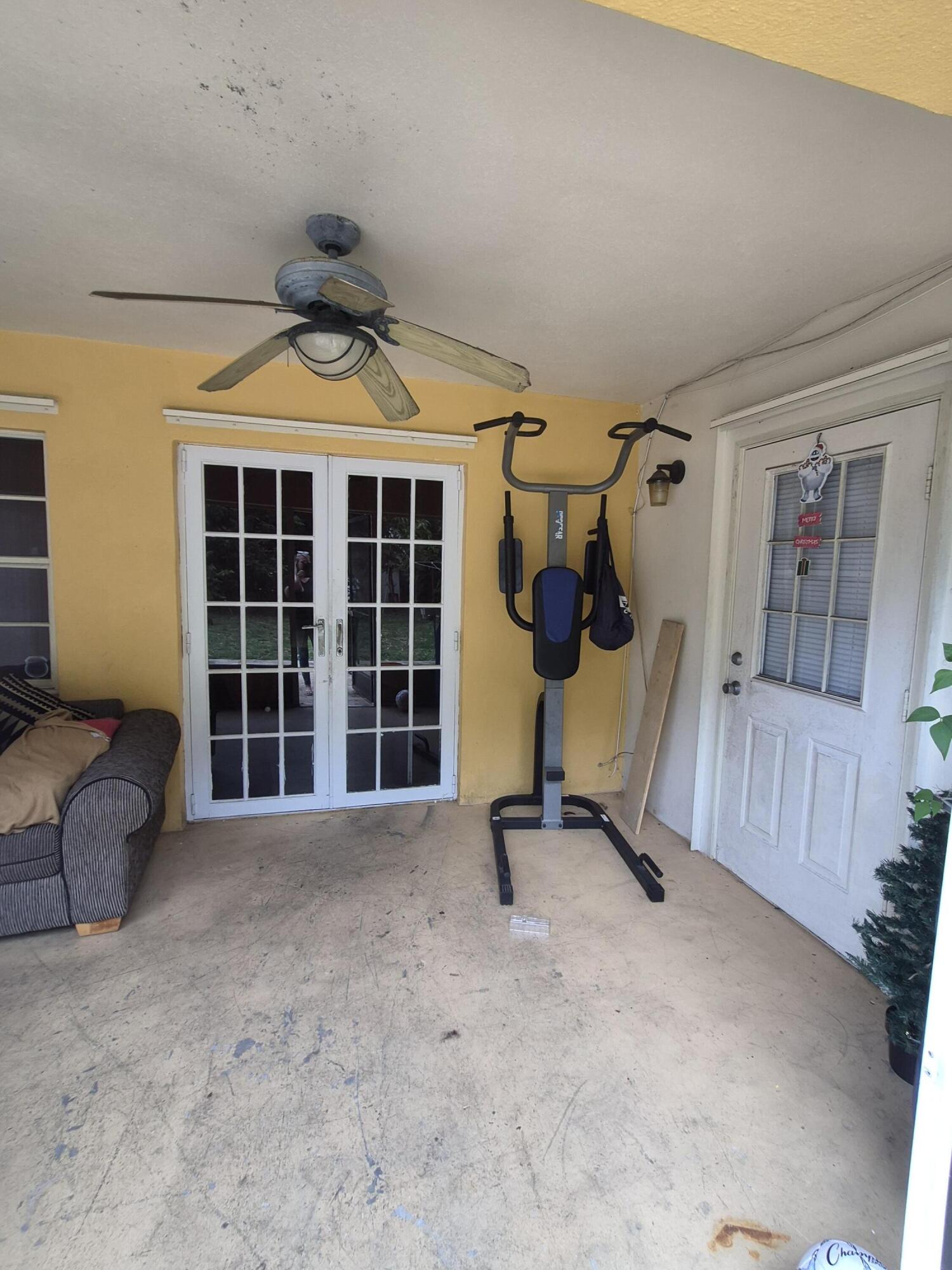 HOLLYWOOD LITTLE RANCHES - Residential