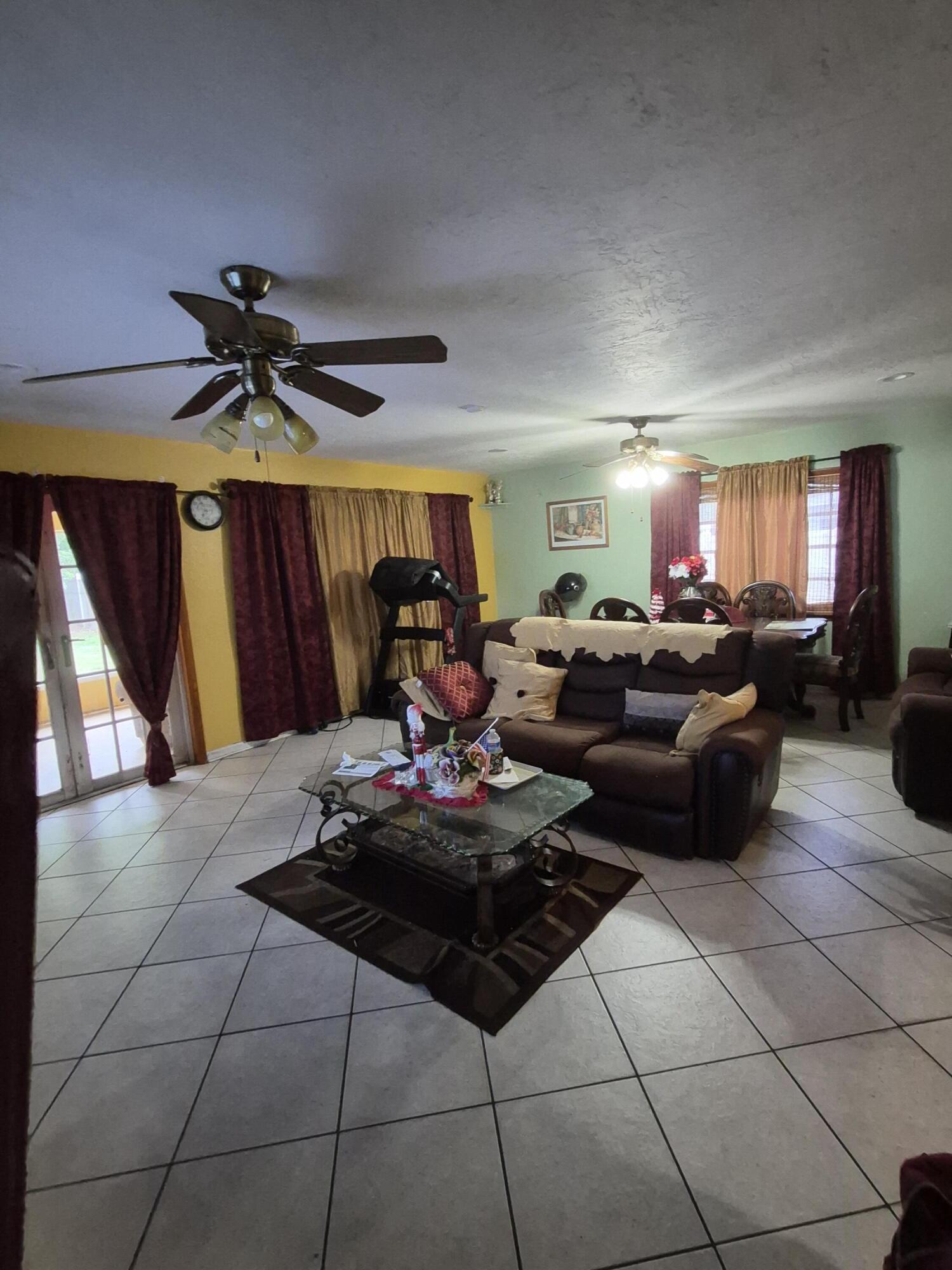 HOLLYWOOD LITTLE RANCHES - Residential