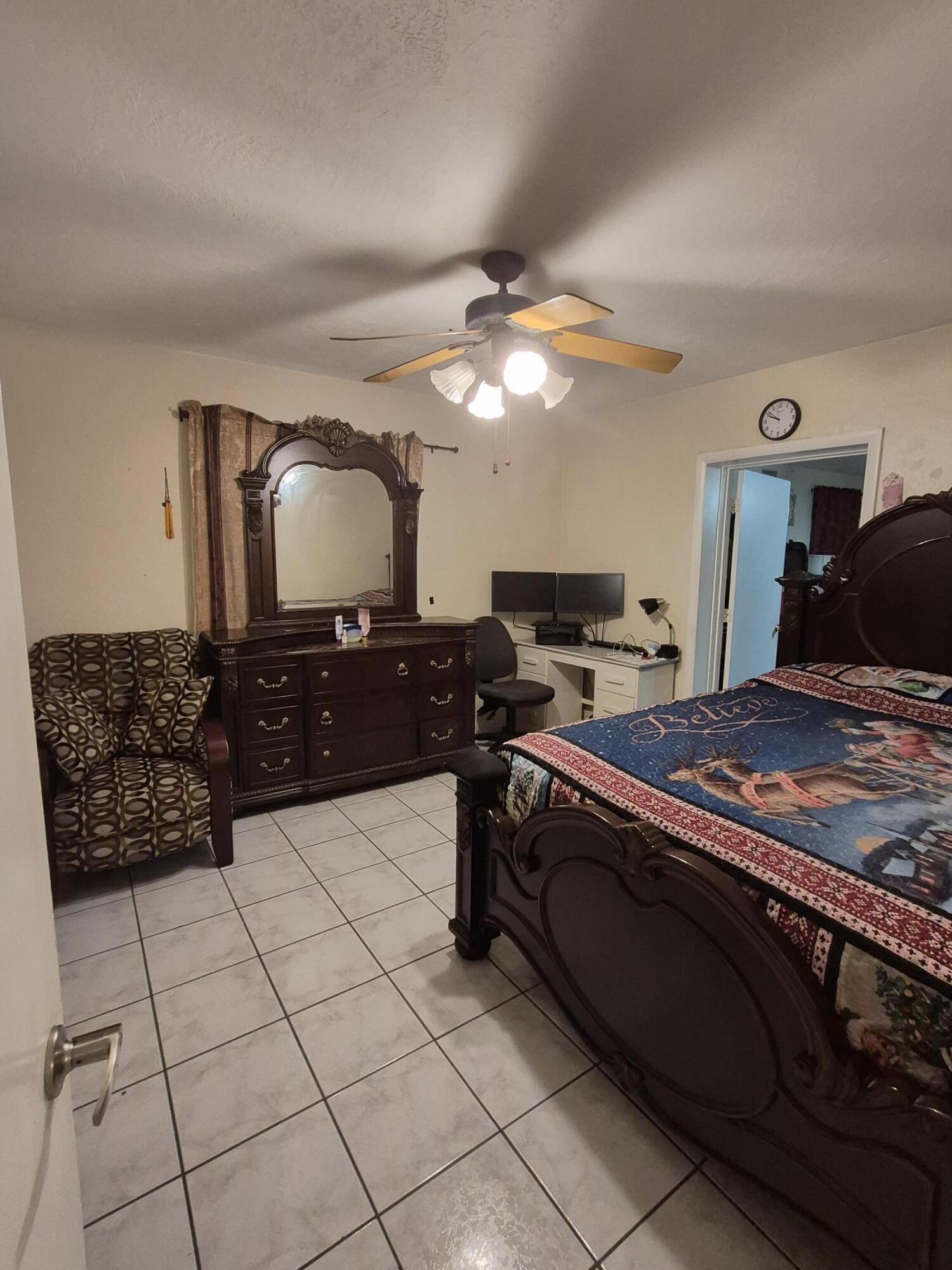 HOLLYWOOD LITTLE RANCHES - Residential