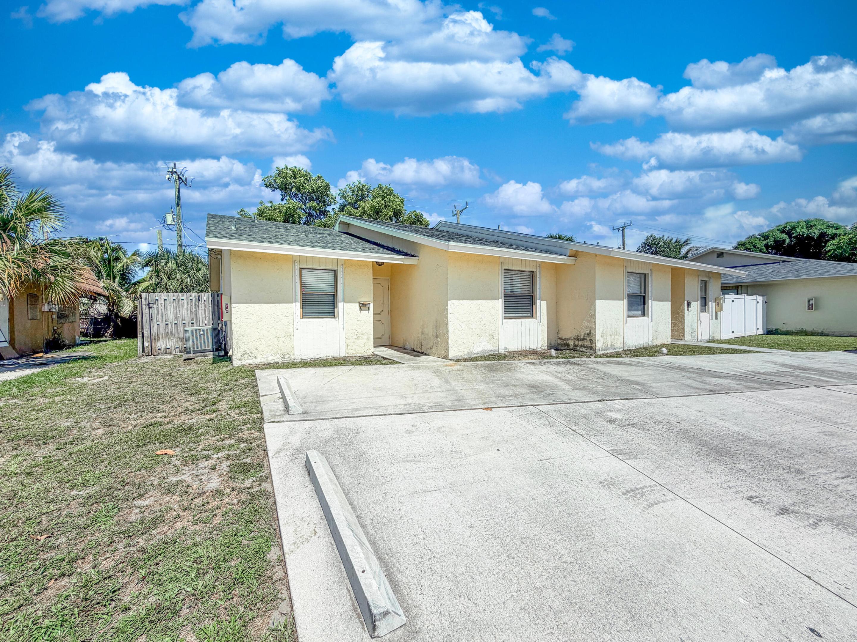 2 Bed / 2 Bath duplex in heart of Boca Raton! Split floor plan with fresh paint throughout. Pet friendly with spacious living. Massive walk-in master closet with tuns of natural light. Step onto your patio overlooking your private fenced in yard with lush greenery. Full size Washer / Dryer and new central A/C that will keep you cool all year long! Location is minutes from the beach, Universities, shopping, i95, incredible restaurants and Mizner Park. WATER INCLUDED, DON'T LET THIS UNIT PASS YOU BY!
