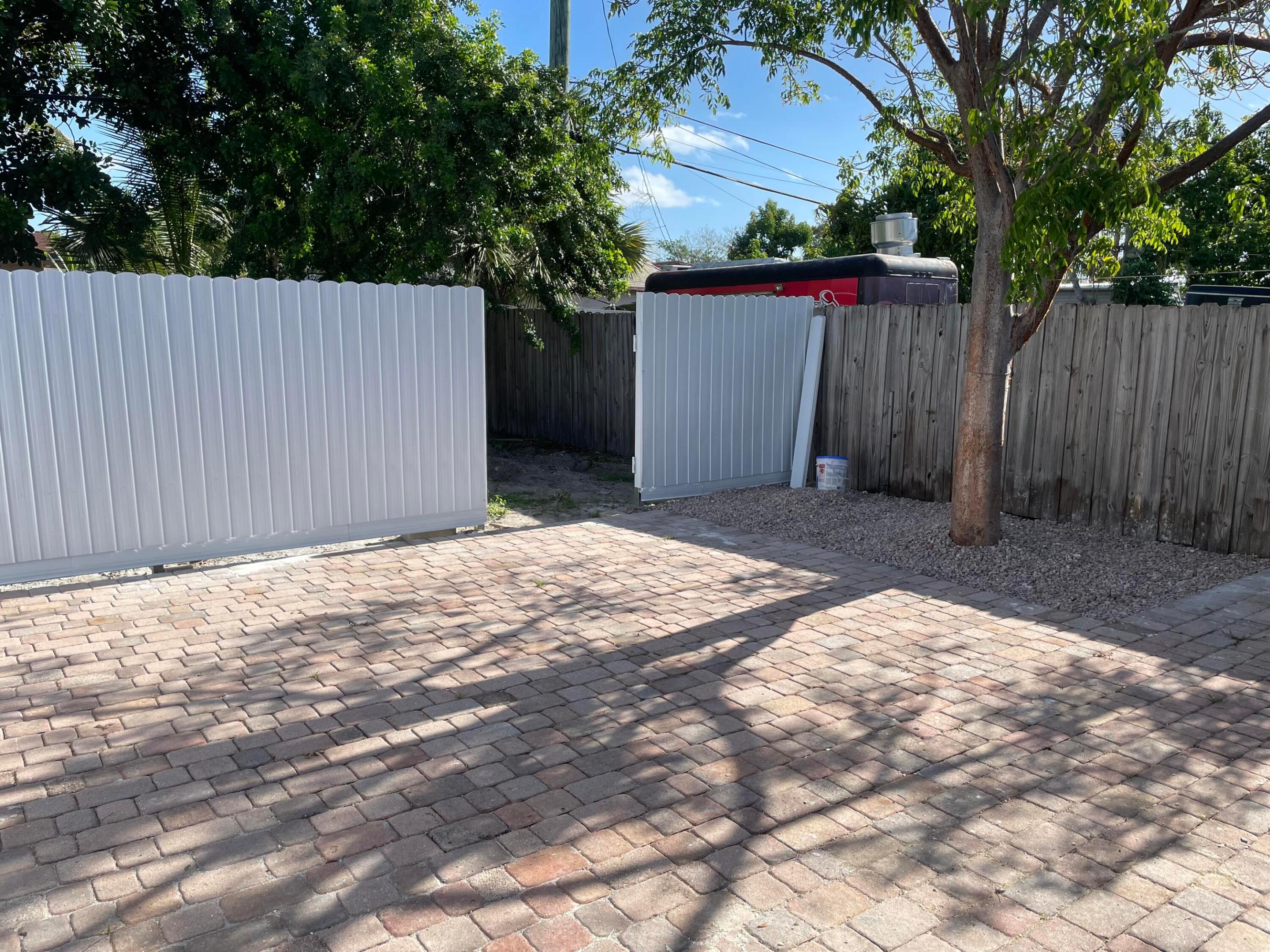 Nice 2/1 back yard wash and dry everting upgrade  nice location cozy home storage area  fast approval showing income, first month and security deposit,