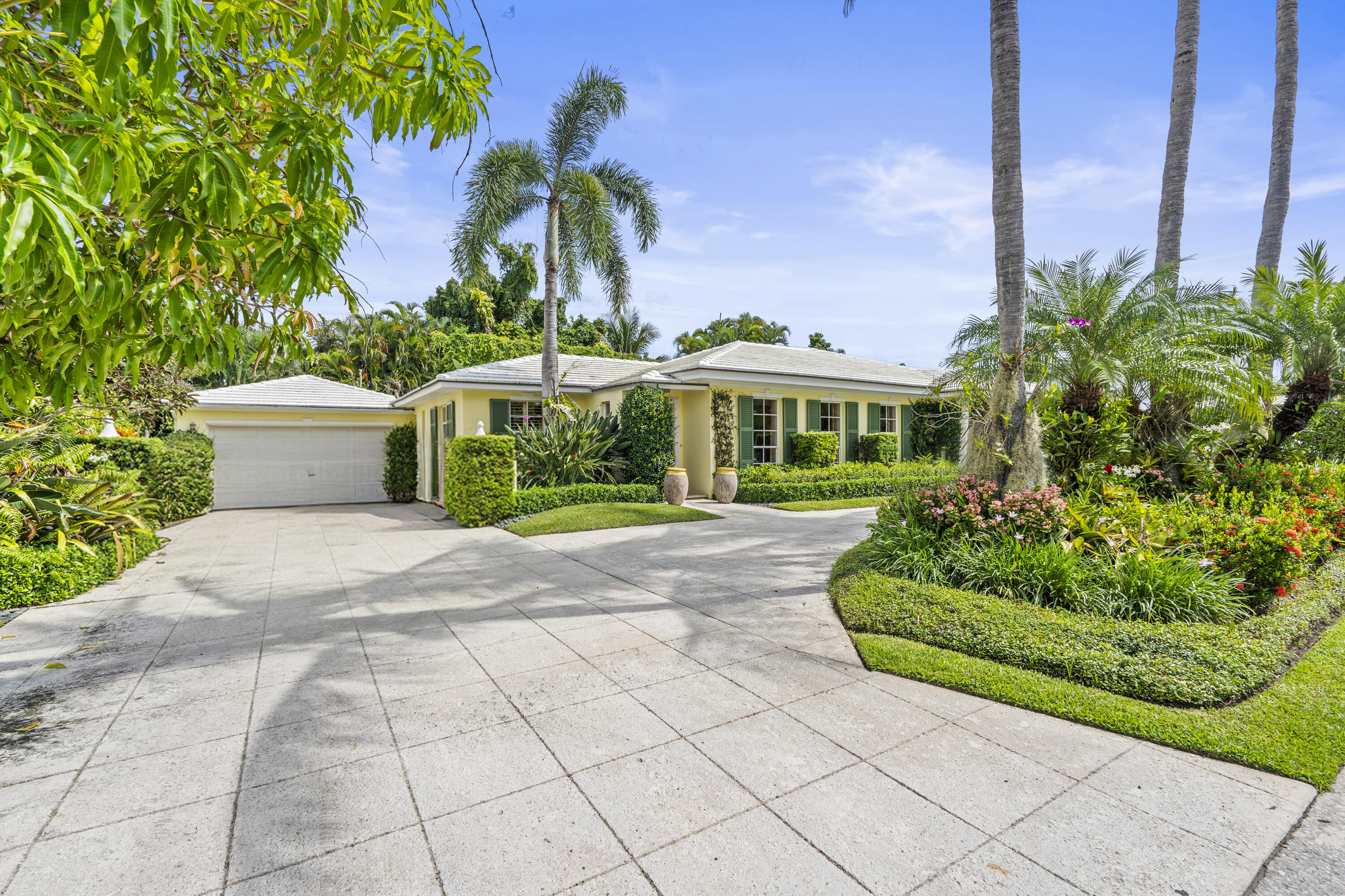 Wonderfully maintained 4br/3ba single story Bermuda style home on a quiet, scenic street. Generous room sizes, trayed ceiling living room, hardwood, herpel tile, and carpeted floors. 2 CG and full house generator. Value priced at $6,925,000