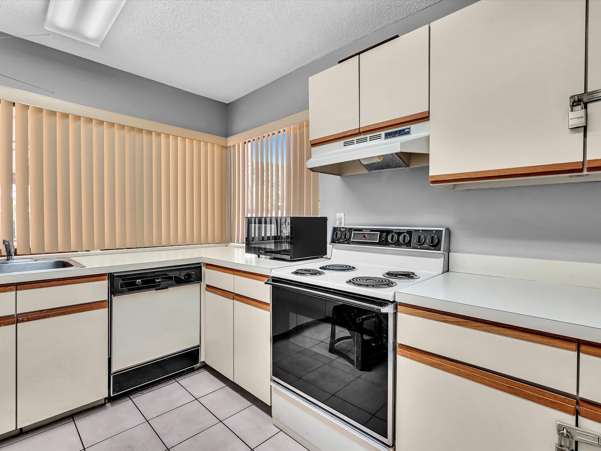 APPLEWOOD VILLAGE I-A CONDO - Residential