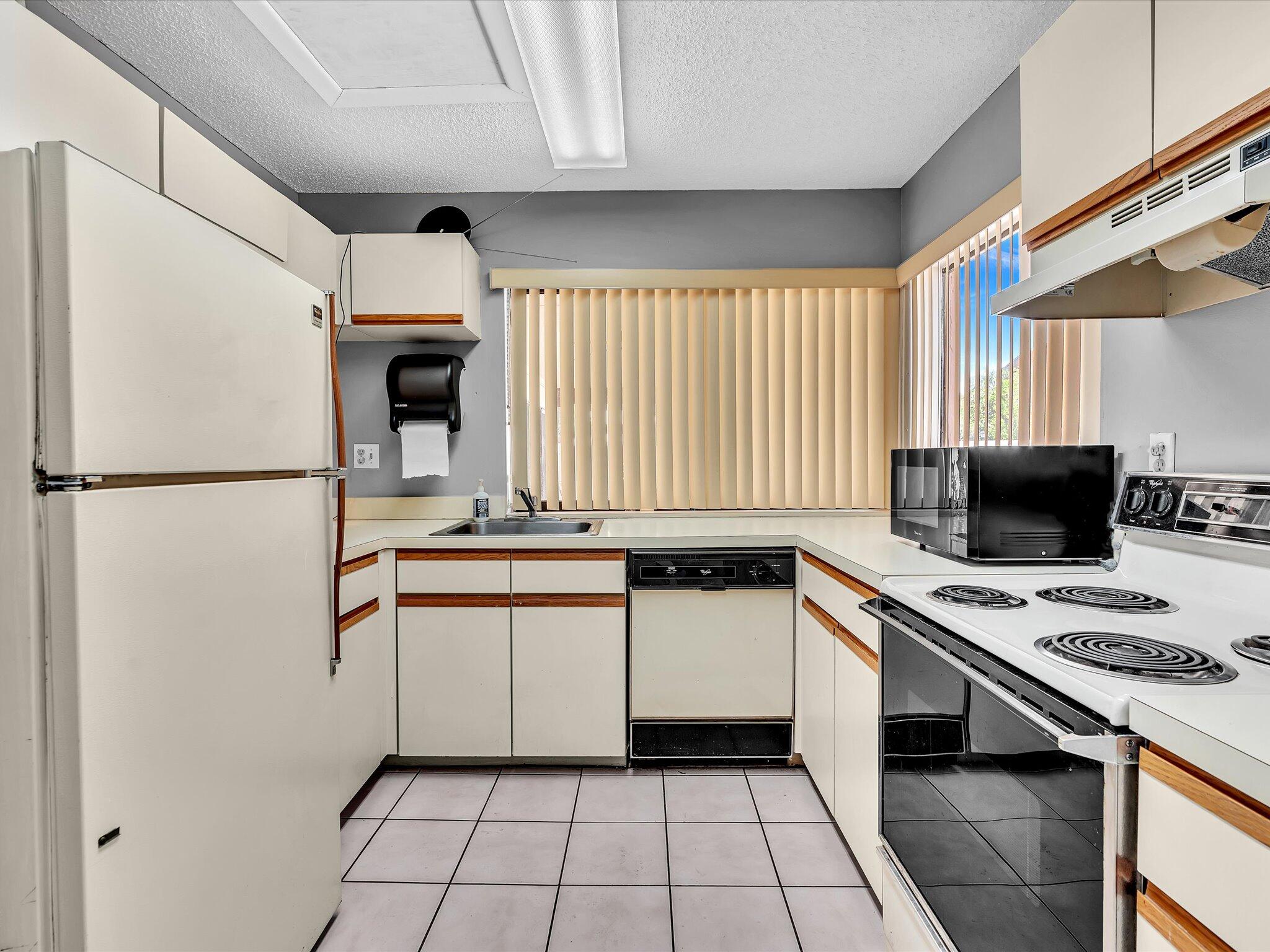 APPLEWOOD VILLAGE I-A CONDO - Residential