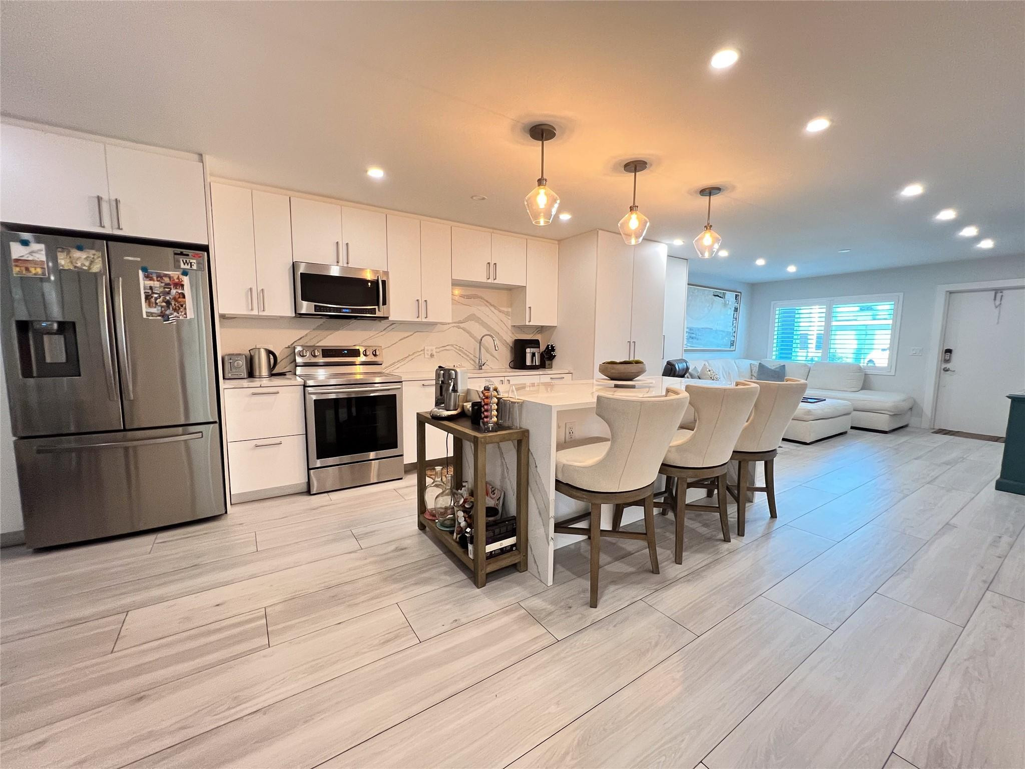 Beautifully updated furnished 2/2 in great location. 5 mins to the beach and walking distance to Mangurian Park. Enjoy a less than 10 min walk to grocery stores and shopping.