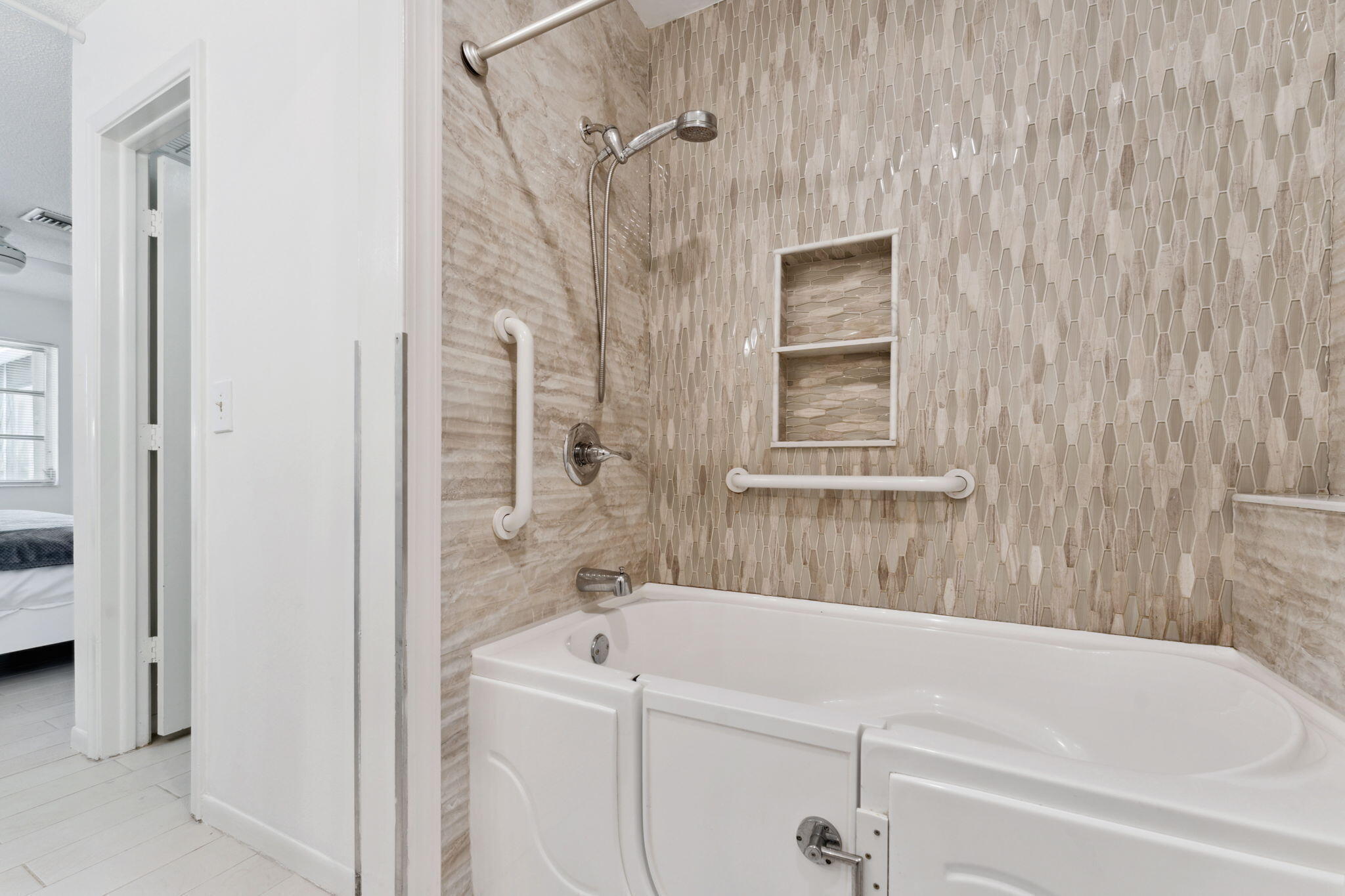 PINES OF DELRAY CONDO - Residential Lease