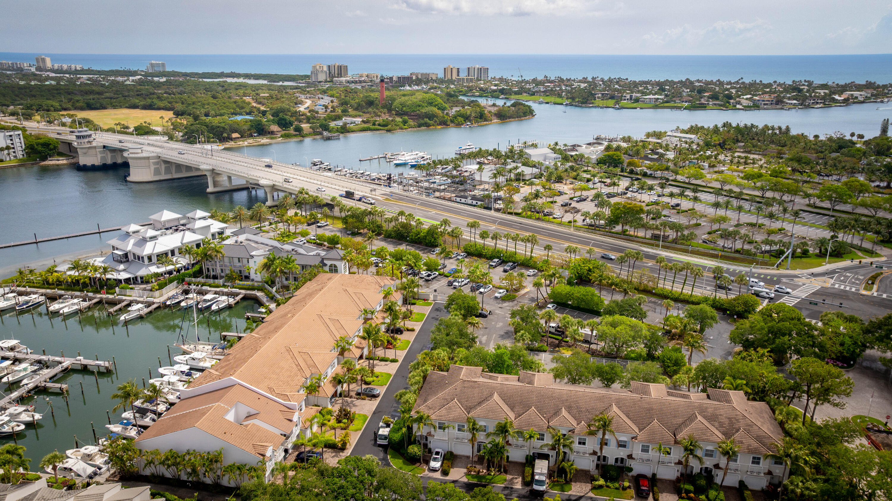 Waterfront Townhouse on the Jupiter Harbour Marina. Elegant and upgraded throughout. Quartz kitchen counter with sitting area, Stainless appliances, high eilings. See the Jupiter Lighthouse from this home. MOA $510  Q- slip TOA  $750 Q POA $1870 Q