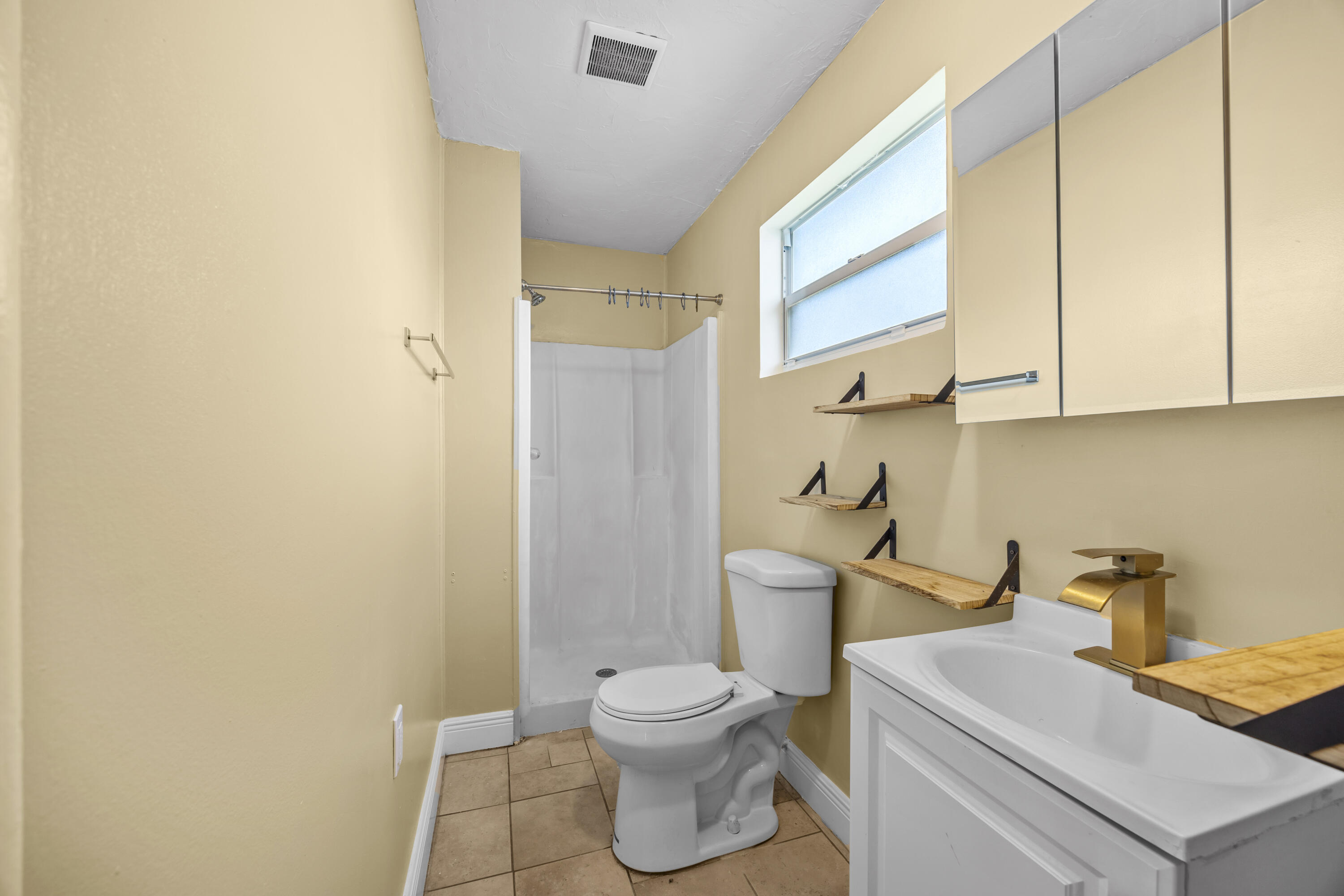 LAKEWOOD GARDENS 1 - Residential Lease
