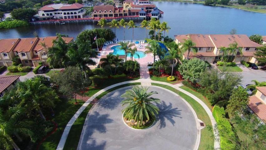BRIGHT 2 BEDS, 2 BATHS CORNER CONDO IN DESIRABLE ALL AGES GATED COMMUNITY LOCATED AT THE PLUM OF BOCA POINTE. RENOVATED KITCHEN, SS APPLIANCES, INCLUDES WASHER/DRYER INSIDE THE UNIT. VAULTED CEILINGS, TILED & LAMINATED FLOORING THROUGHOUT. EXTRA LARGE TILED MASTER WALK-IN SHOWER. CENTRAL AIR, CEILING FANS & WINDOW SHADES. THERE ARE 2 ENCLOSED SCREENED TERRACES. WALKING DISTANCE TO LOCAL SHOPS, BANKS, RESTAURANTS, ETC. ONLY 15 MINUTE RIDE TO BEAUTIFUL LOCAL BEACHES.