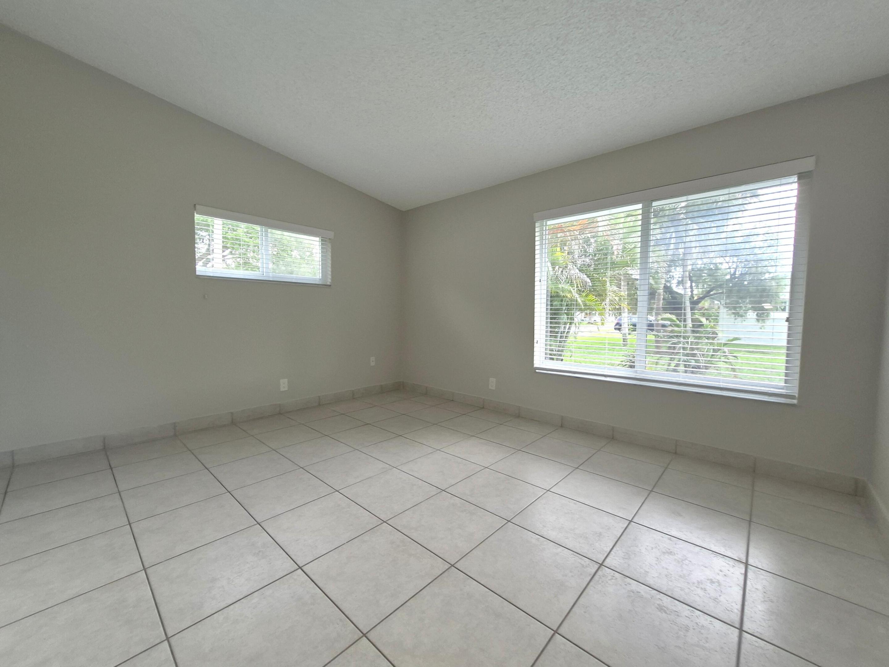 LAKEWOOD ON THE GREEN SEC 2 - Residential Lease