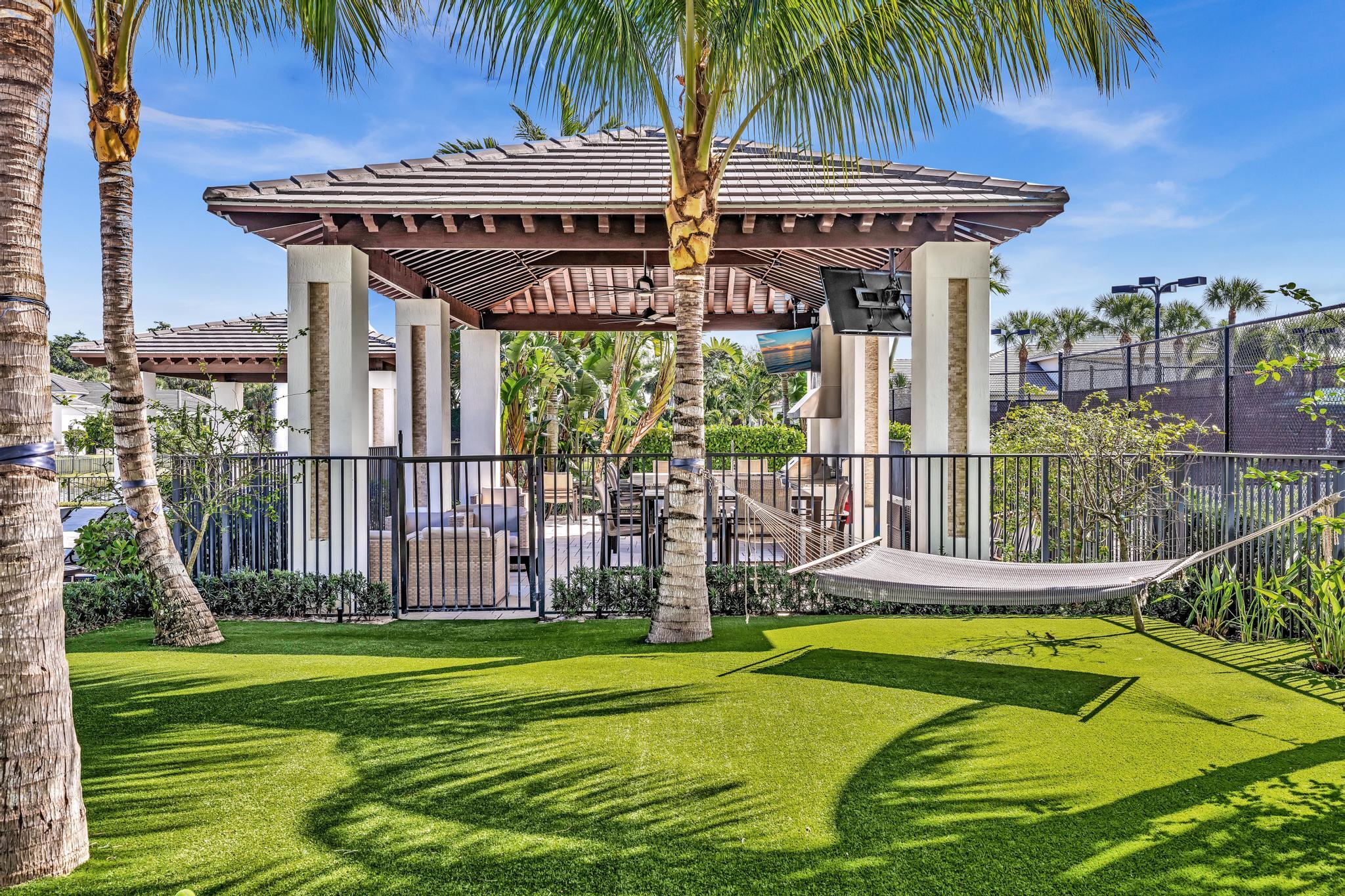 ROYAL PALM POLO - Residential