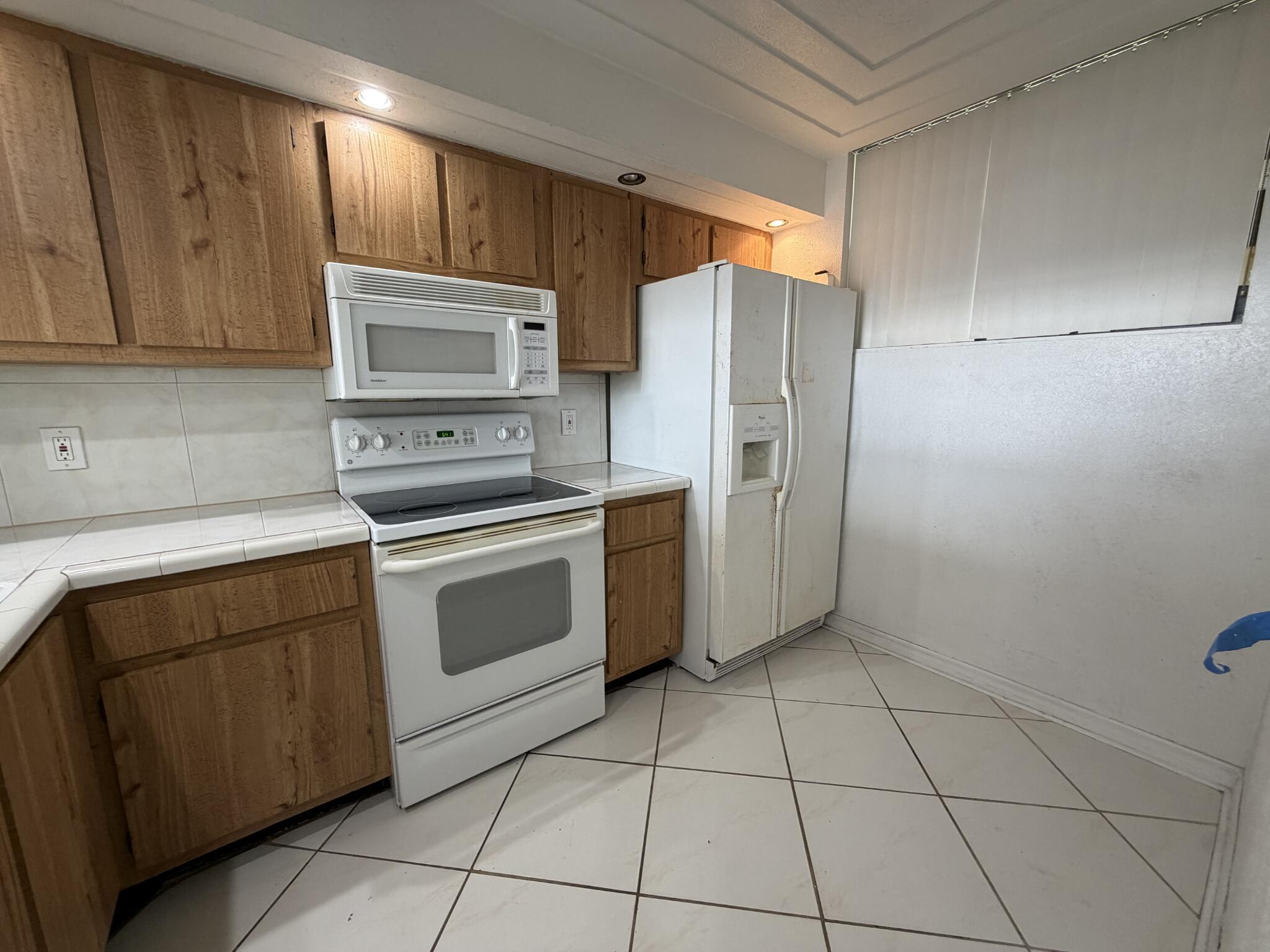 LAKE EMERALD CONDOMINIUM NO - Residential Lease